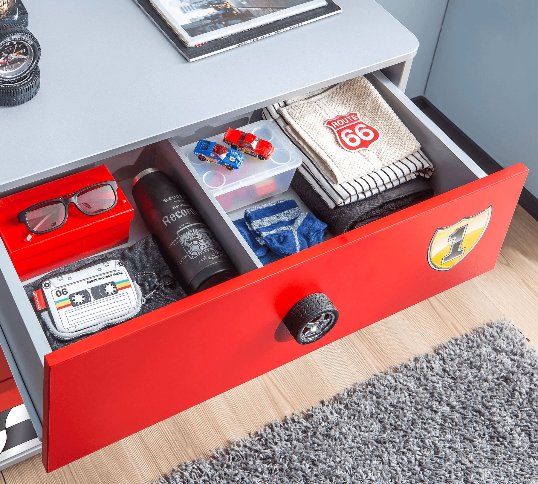 Скрин «Race Cup» с три чекмеджета, размер 76х74х42см