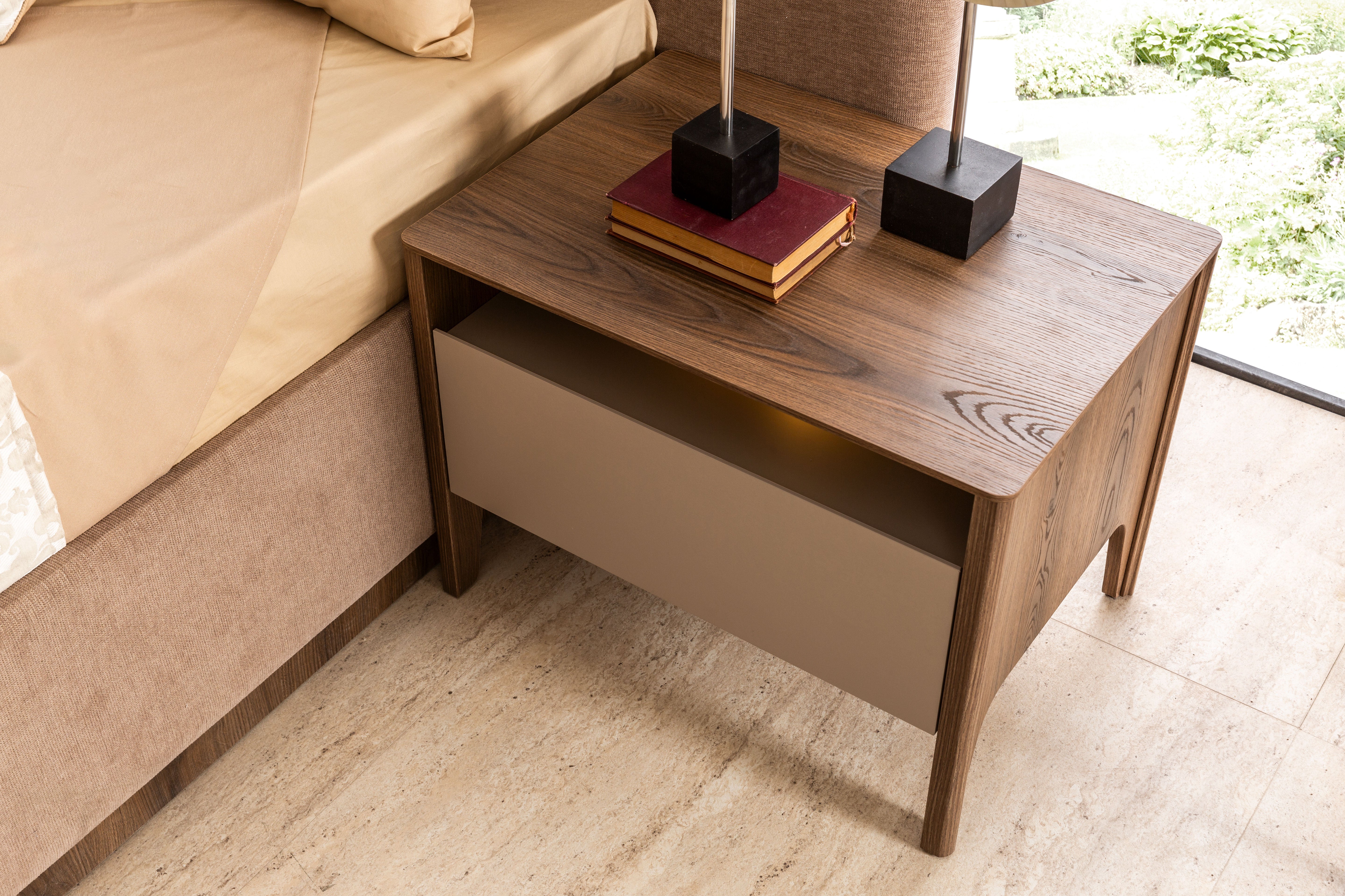 Нощно шкафче «Tilsim» + чекмедже и рафт с LED осветление, размер 68х50х48см