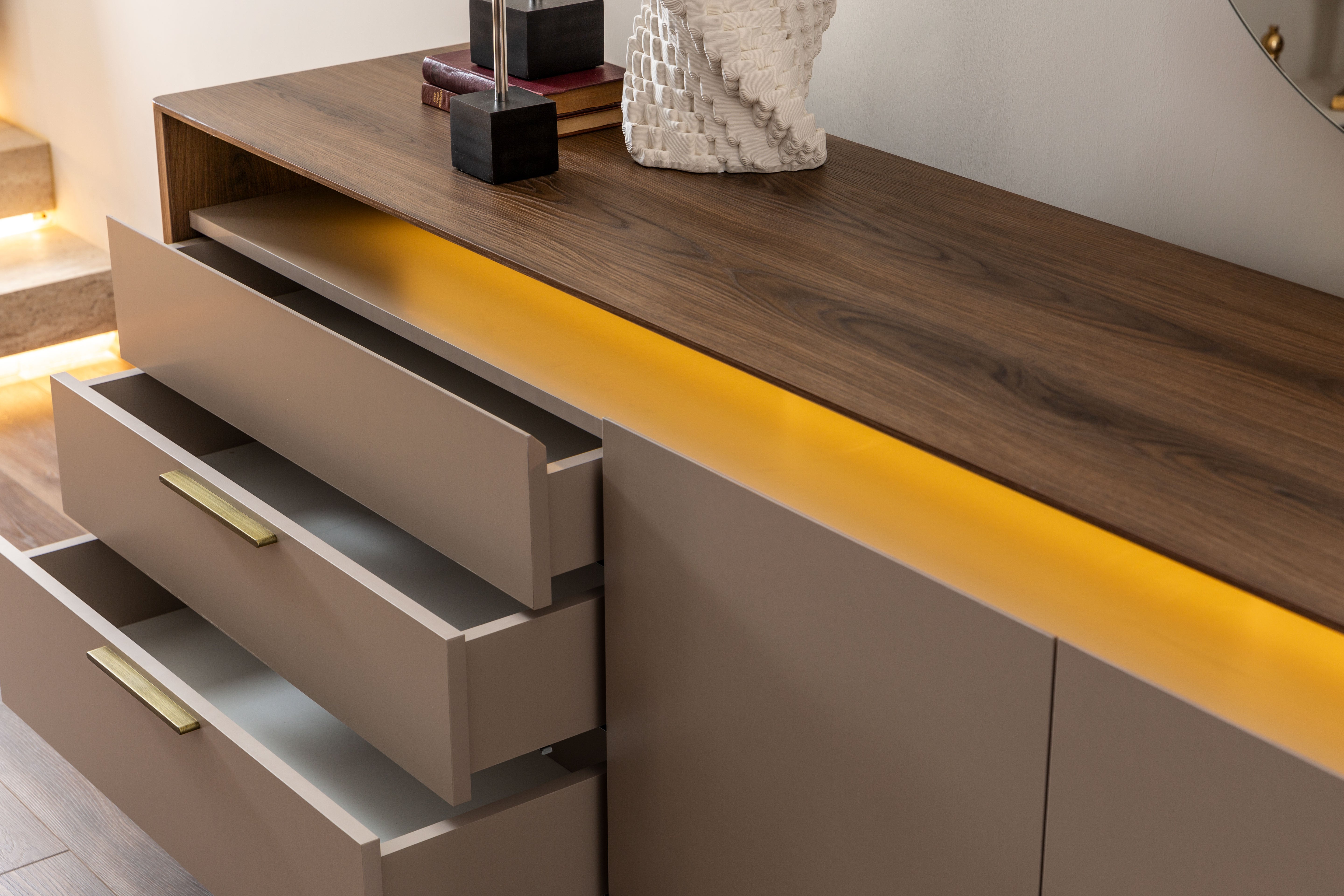 Бюфет «Tilsim» + огледало, с три чекмеджета, с LED осветление, размер 190х80х50см