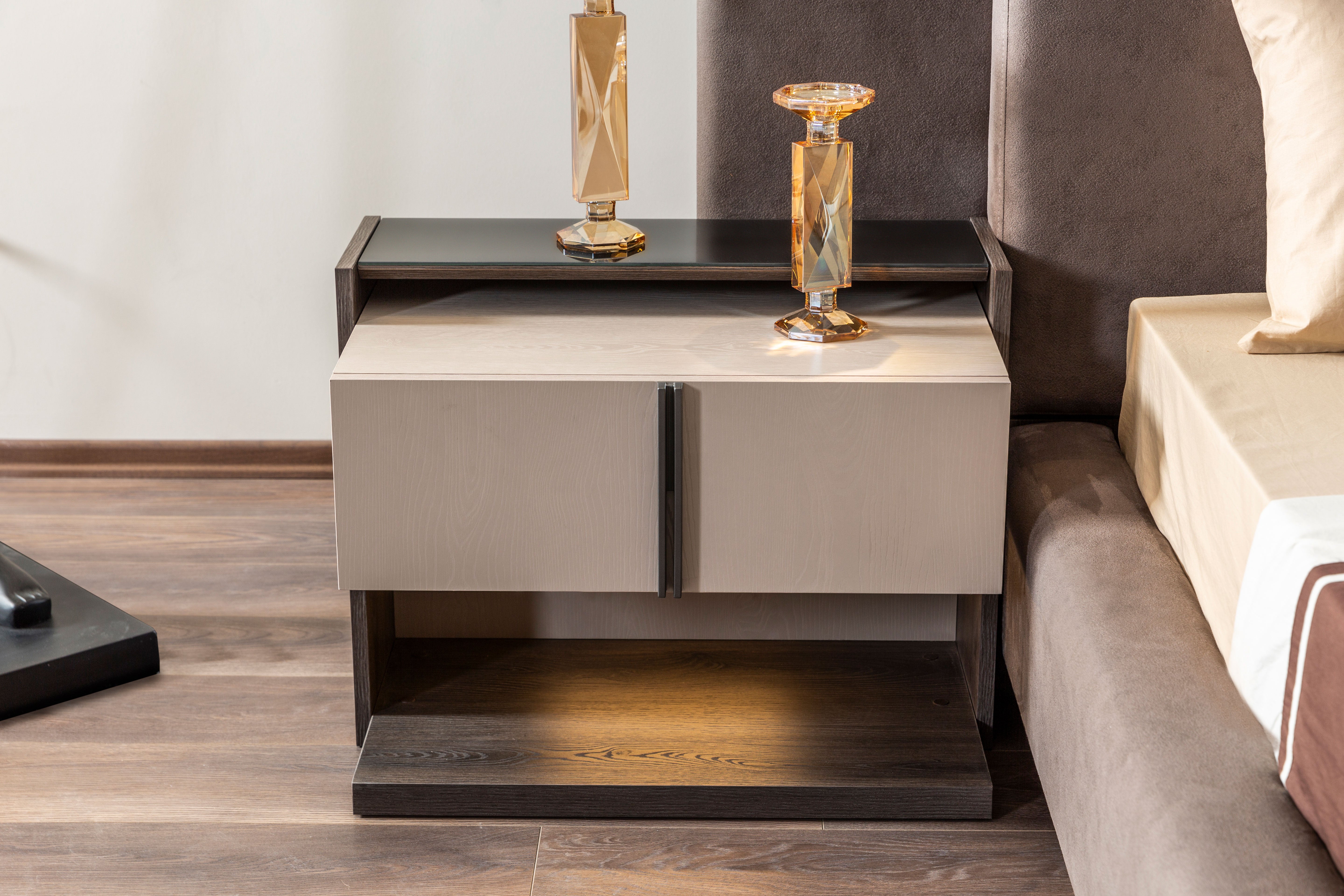 Нощно шкафче «Vitra» + чекмедже и рафт с LED осветление, размер 69х54х45см