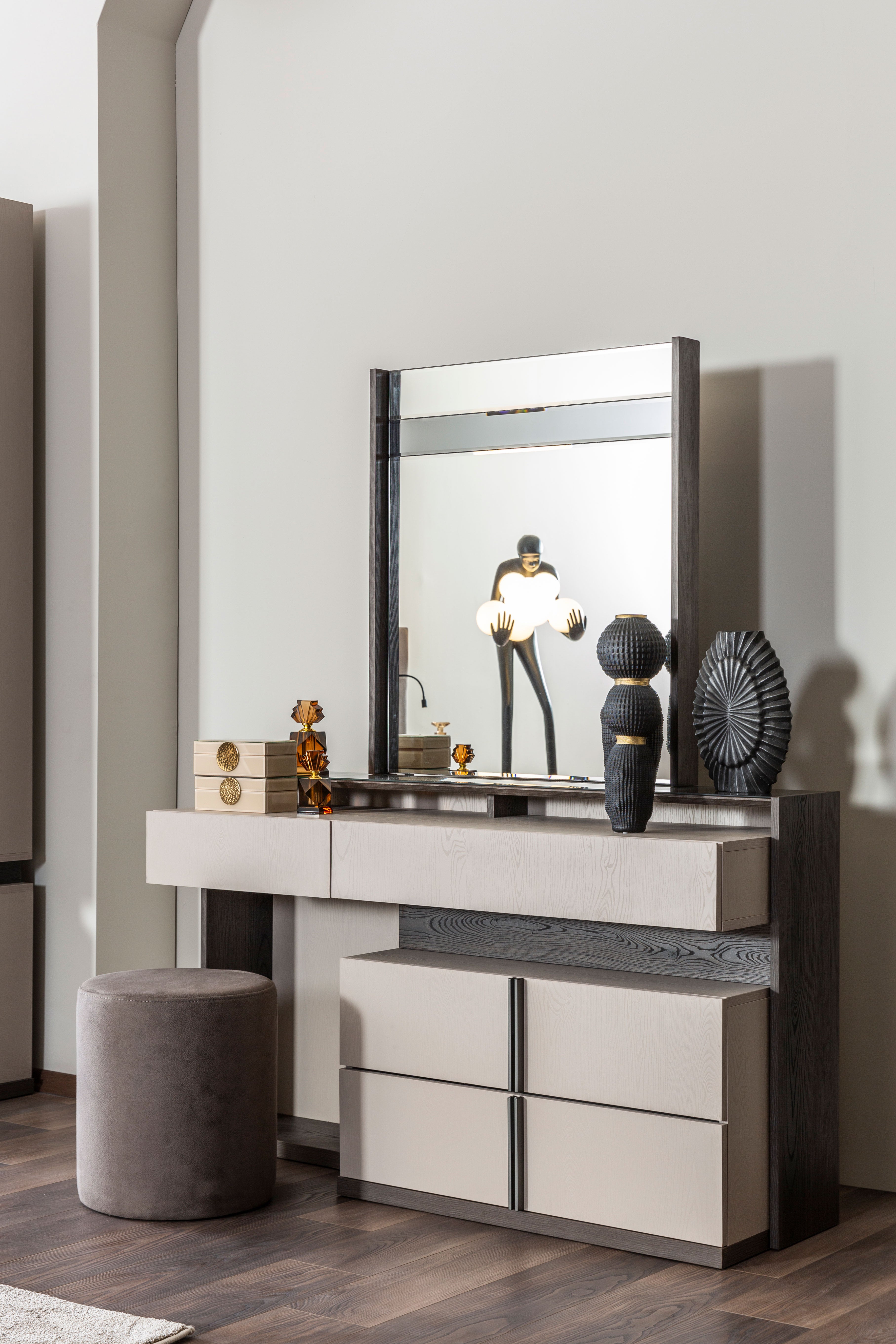 Тоалетка «Vitra» + огледало, табуретка и скрин с шест чекмеджета, размер 147х83х43см