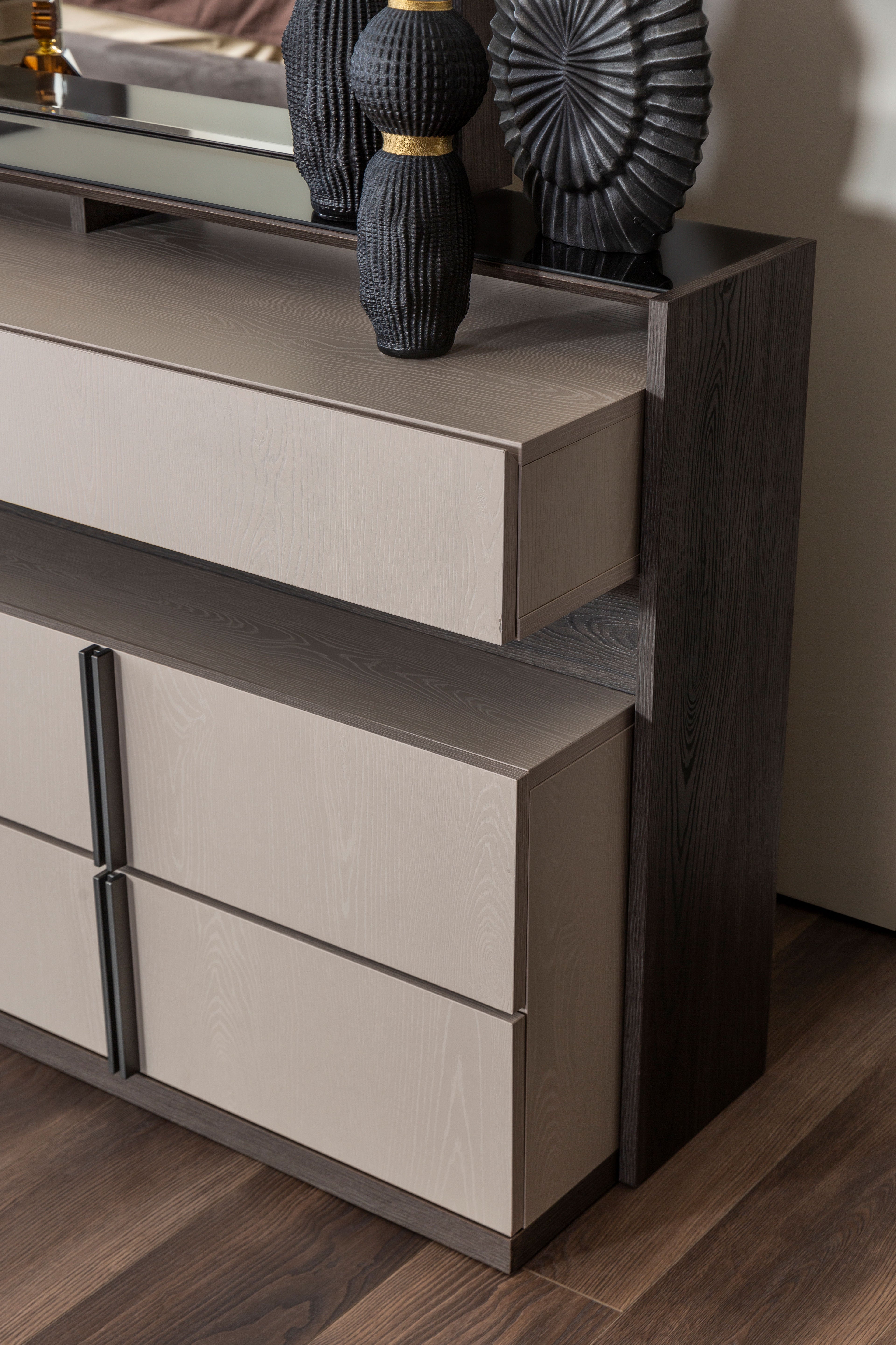 Тоалетка «Vitra» + огледало, табуретка и скрин с шест чекмеджета, размер 147х83х43см