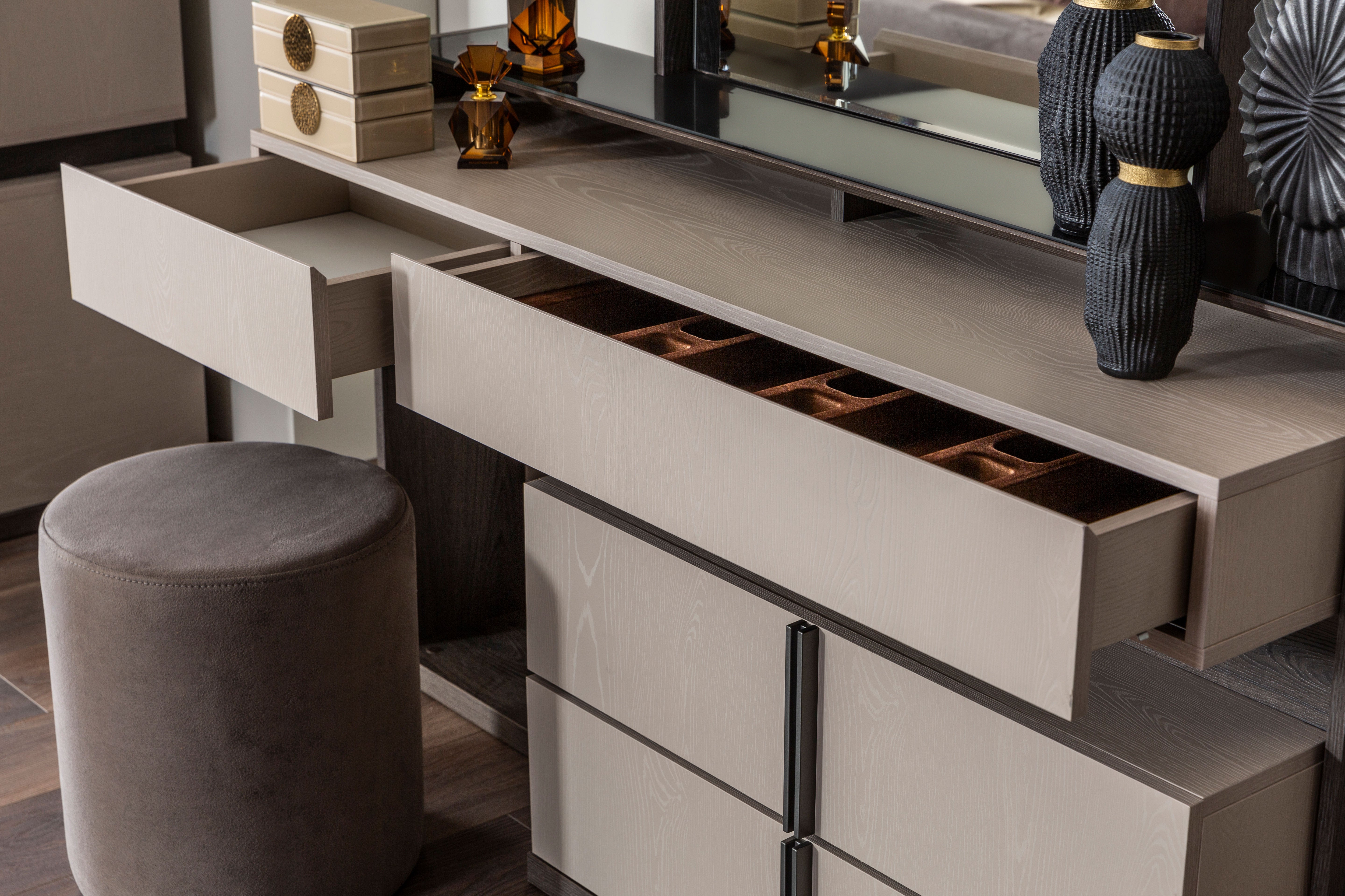 Тоалетка «Vitra» + огледало, табуретка и скрин с шест чекмеджета, размер 147х83х43см