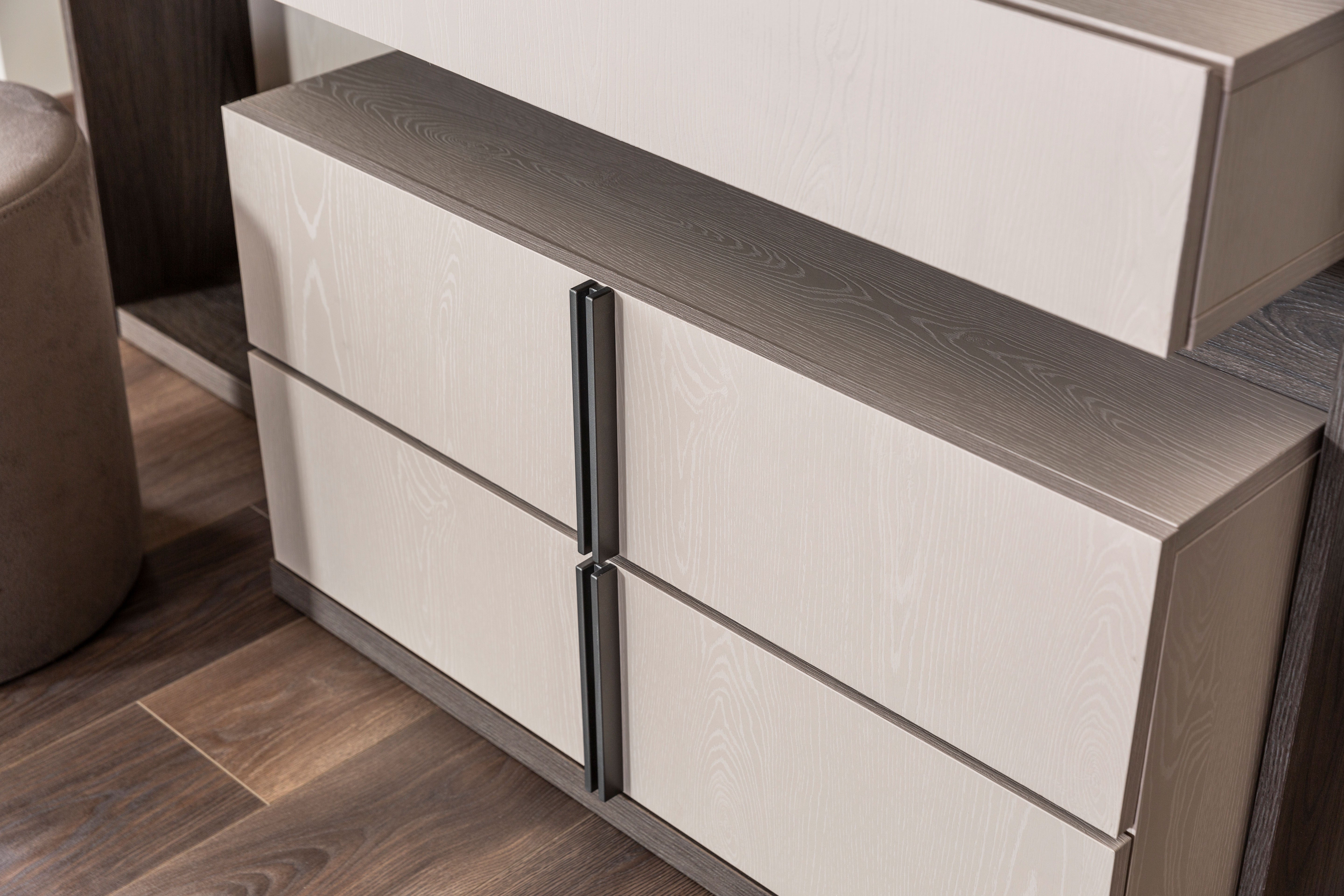 Тоалетка «Vitra» + огледало, табуретка и скрин с шест чекмеджета, размер 147х83х43см