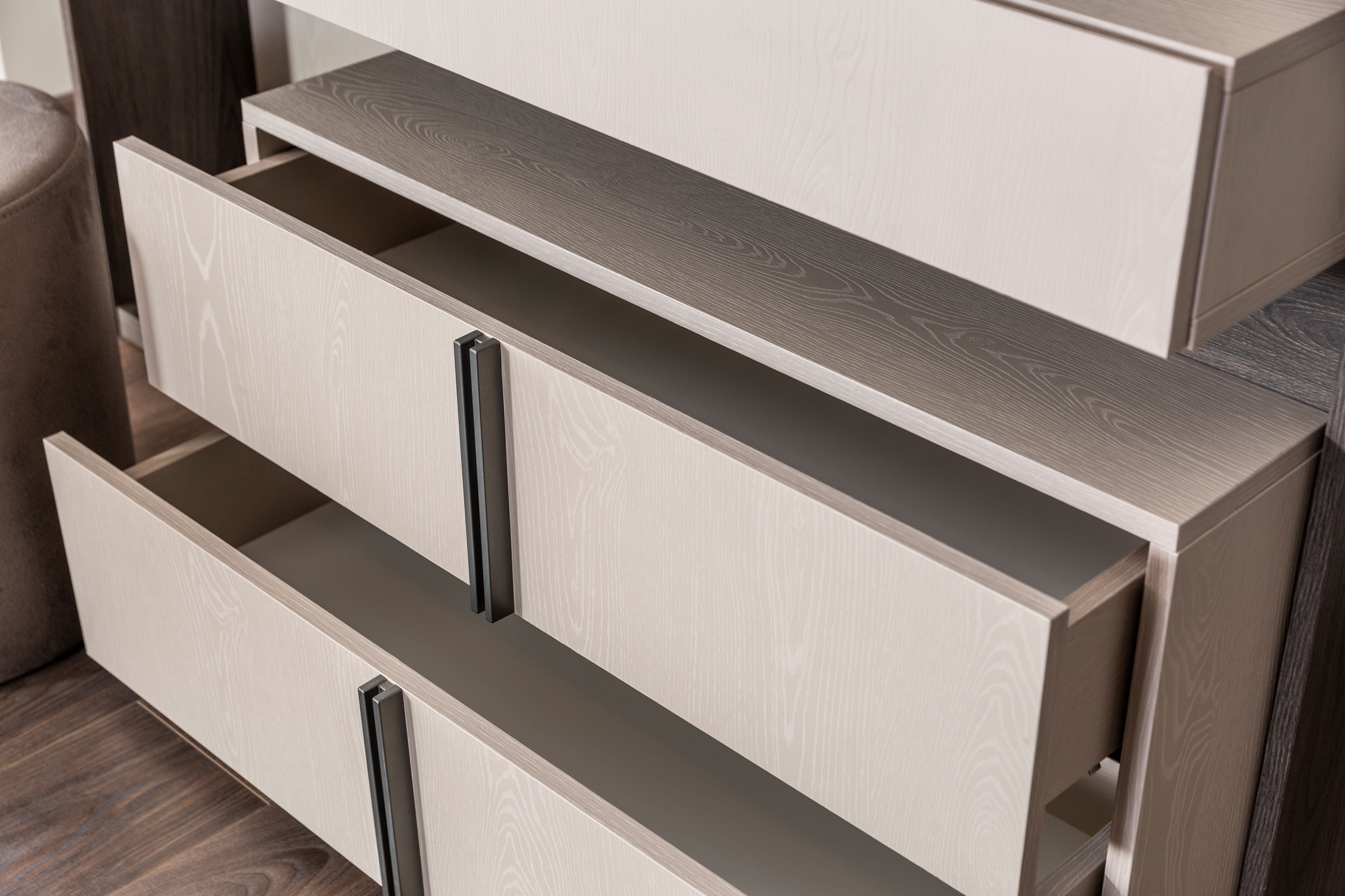 Тоалетка «Vitra» + огледало, табуретка и скрин с шест чекмеджета, размер 147х83х43см