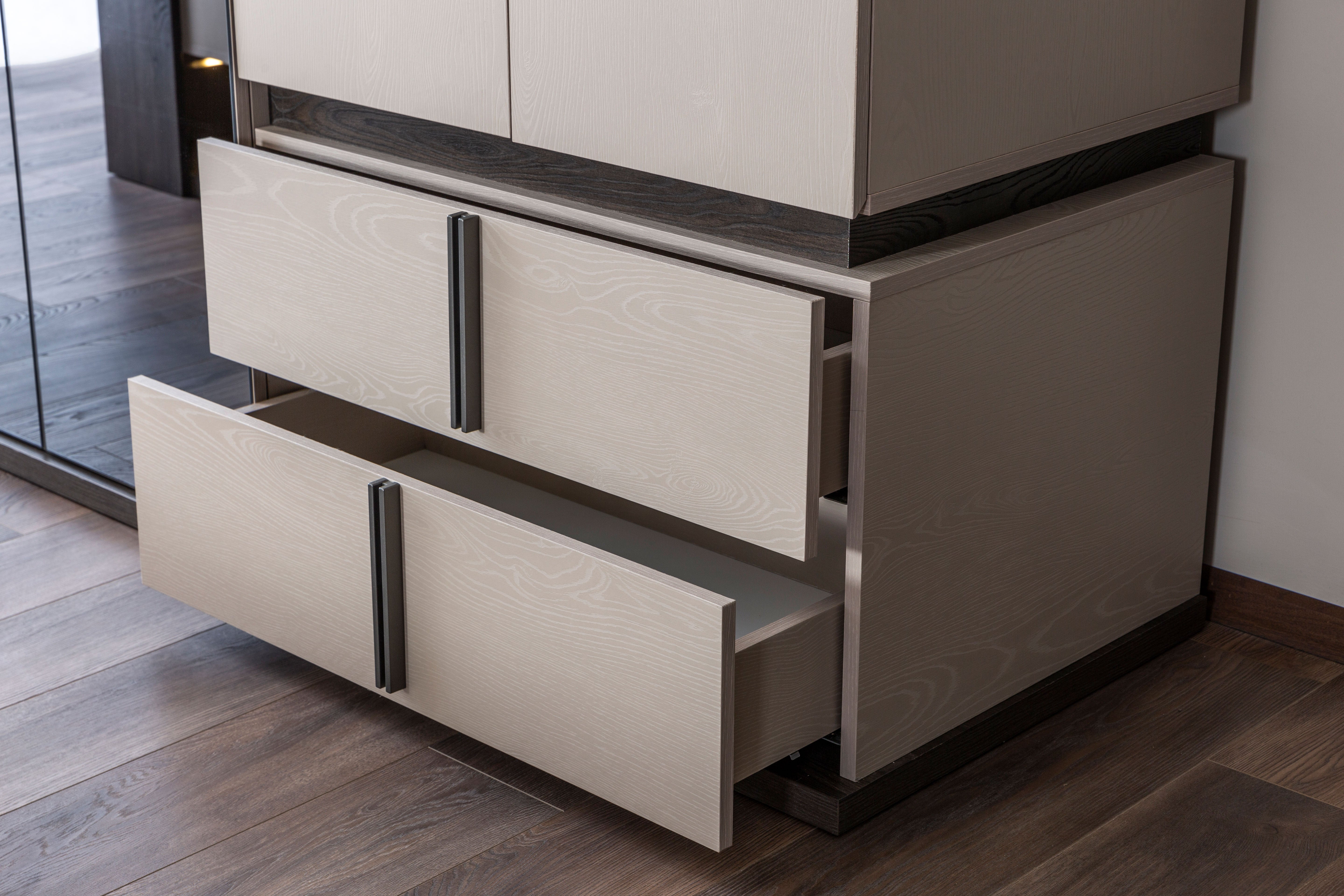 Скрин «Vitra» с четири чекмеджета, размер 60х95х47см