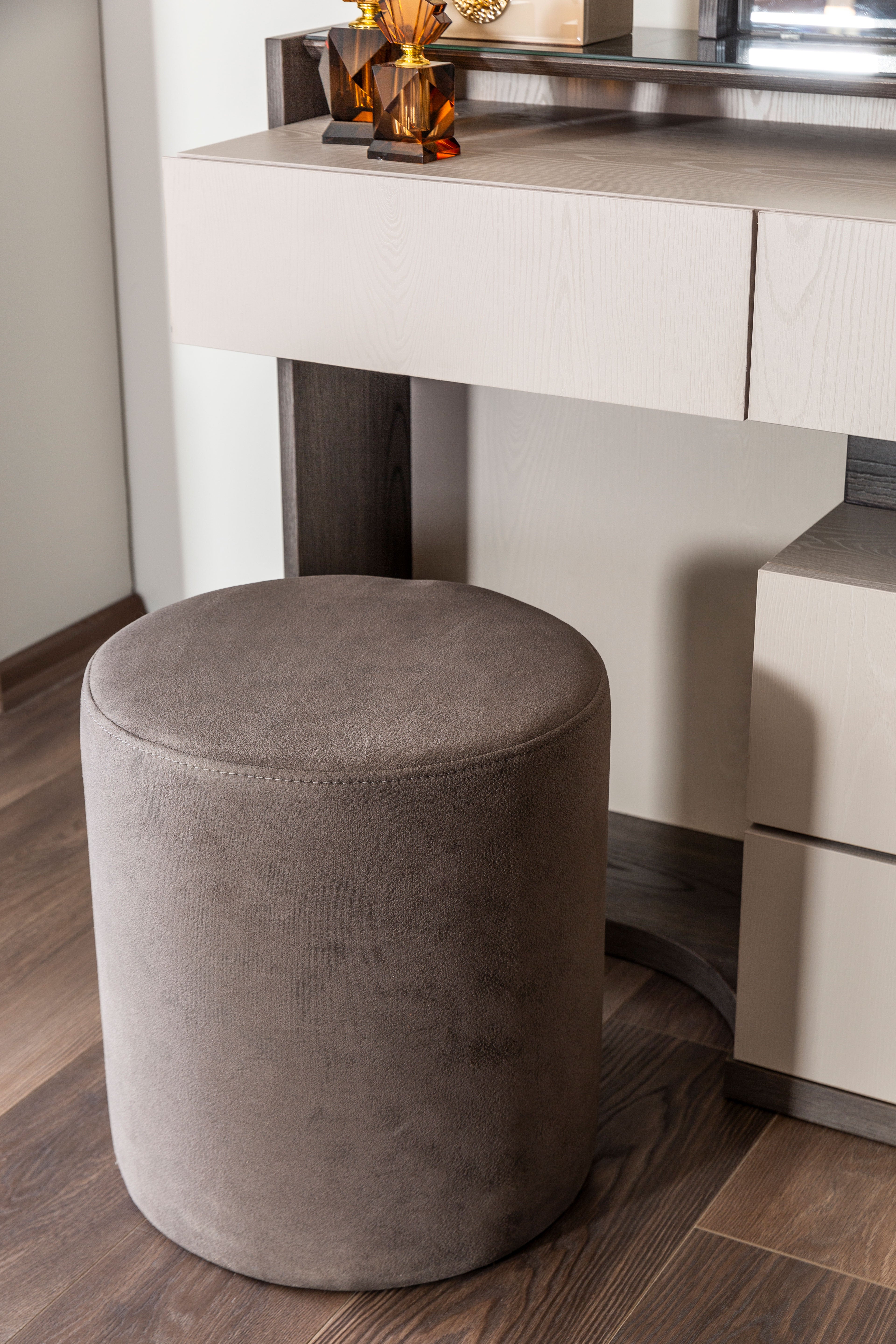 Тоалетка «Vitra» + огледало, табуретка и скрин с шест чекмеджета, размер 147х83х43см