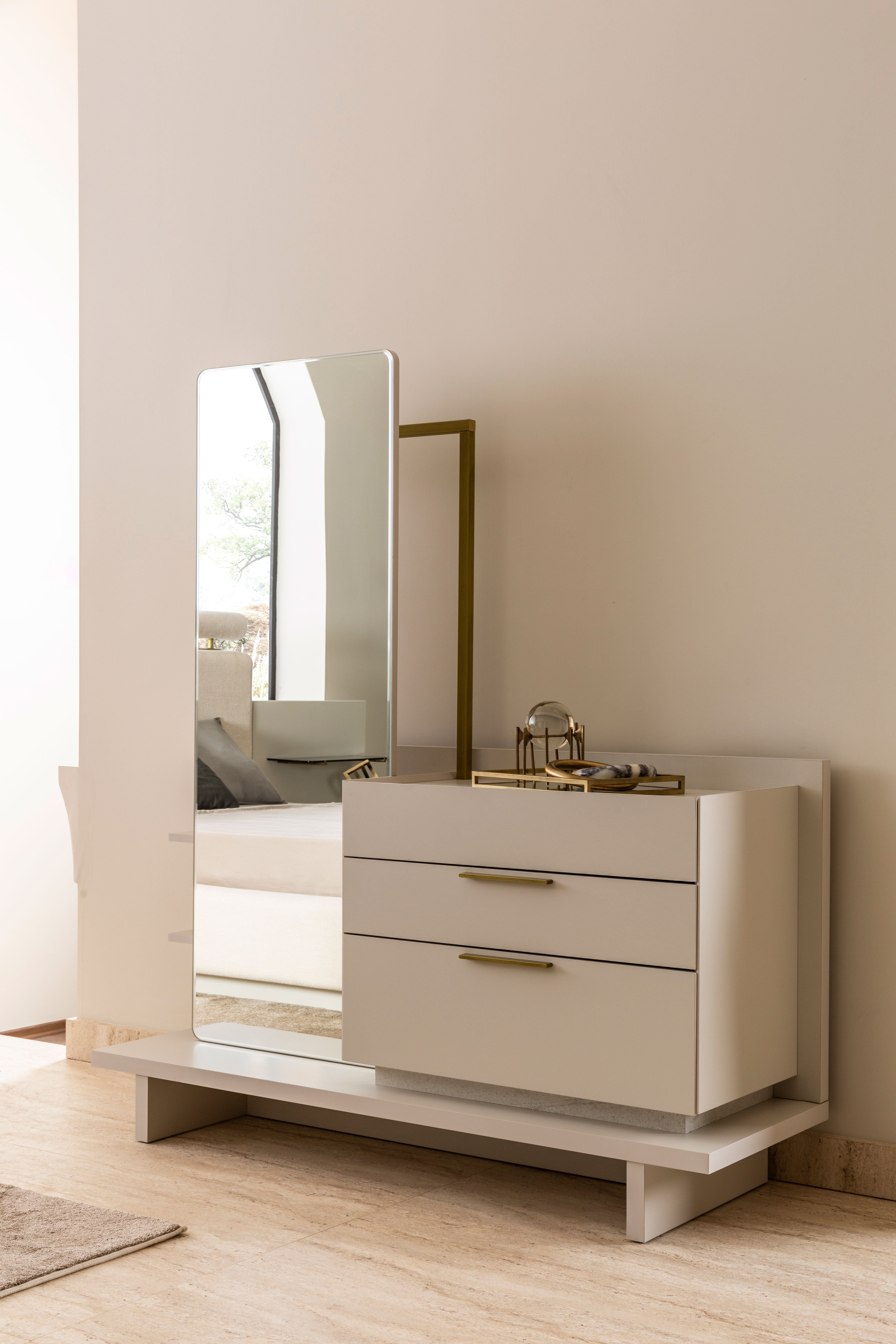 Скрин «Belek» + огледало, с три чекмеджета, размер 152х168х47см