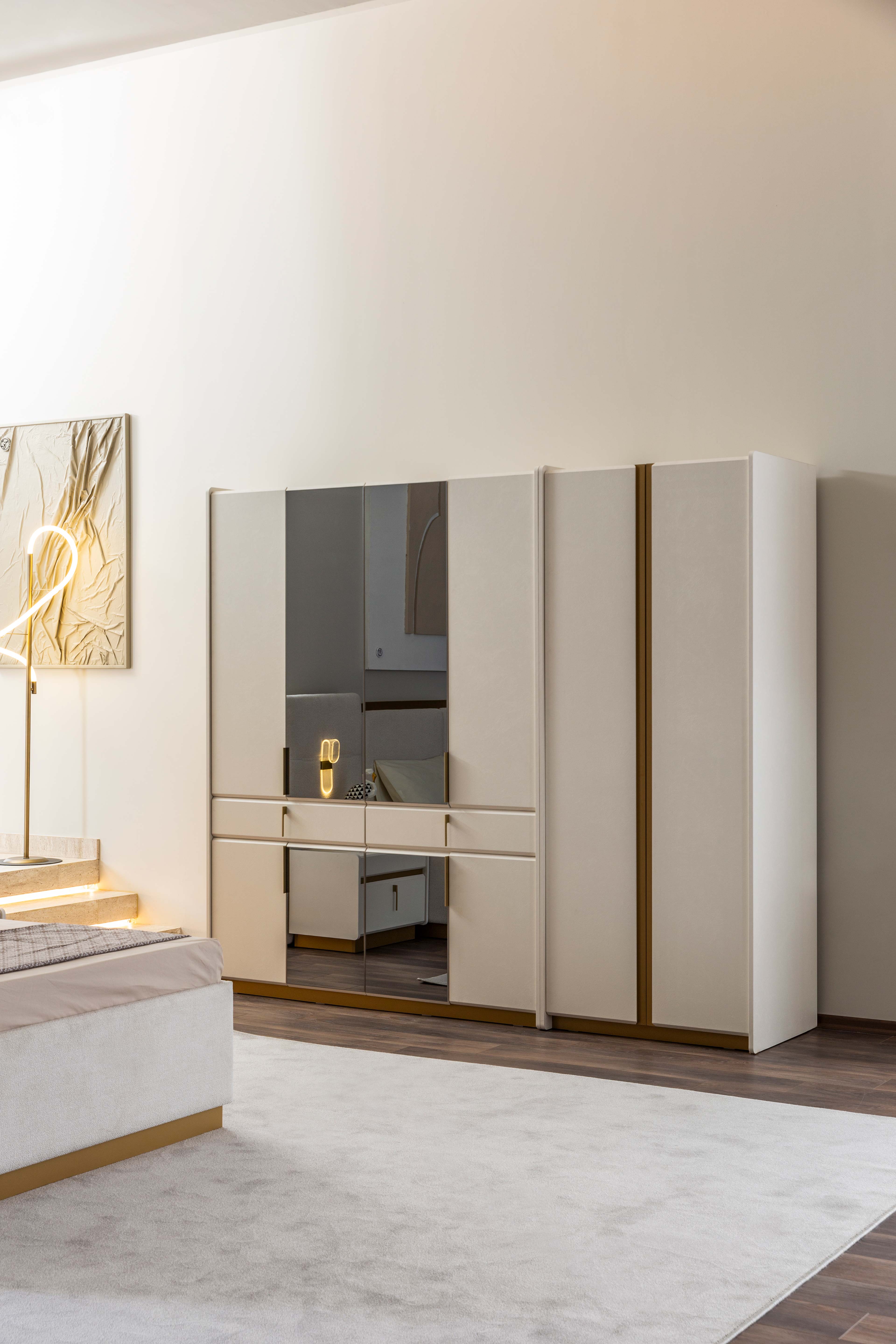 Четирикрилен гардероб «Loren» с огледална врата, чекмеджета, лост за закачалки, рафтове, ширина 165см