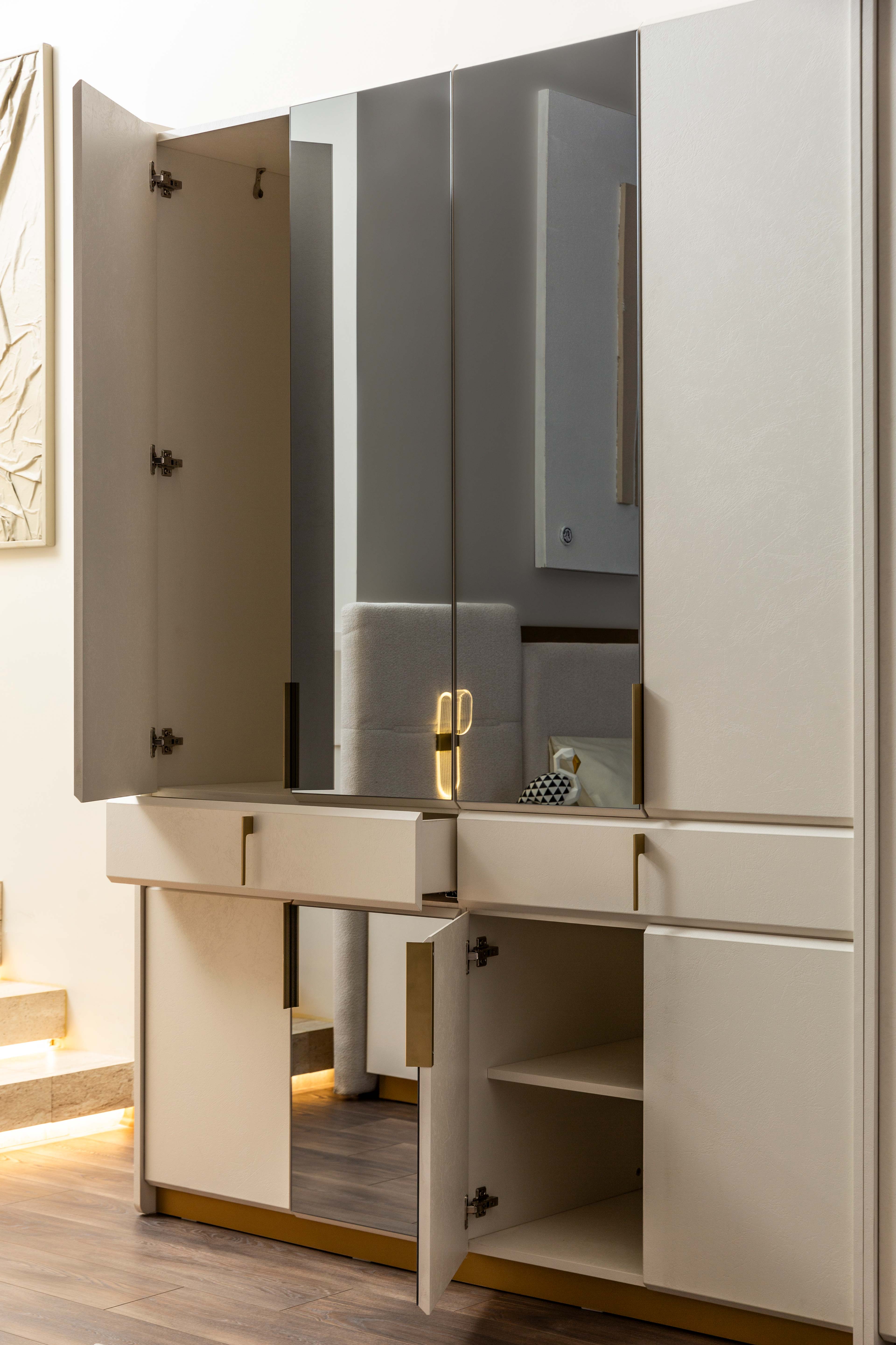 Четирикрилен гардероб «Loren» с огледална врата, чекмеджета, лост за закачалки, рафтове, ширина 165см