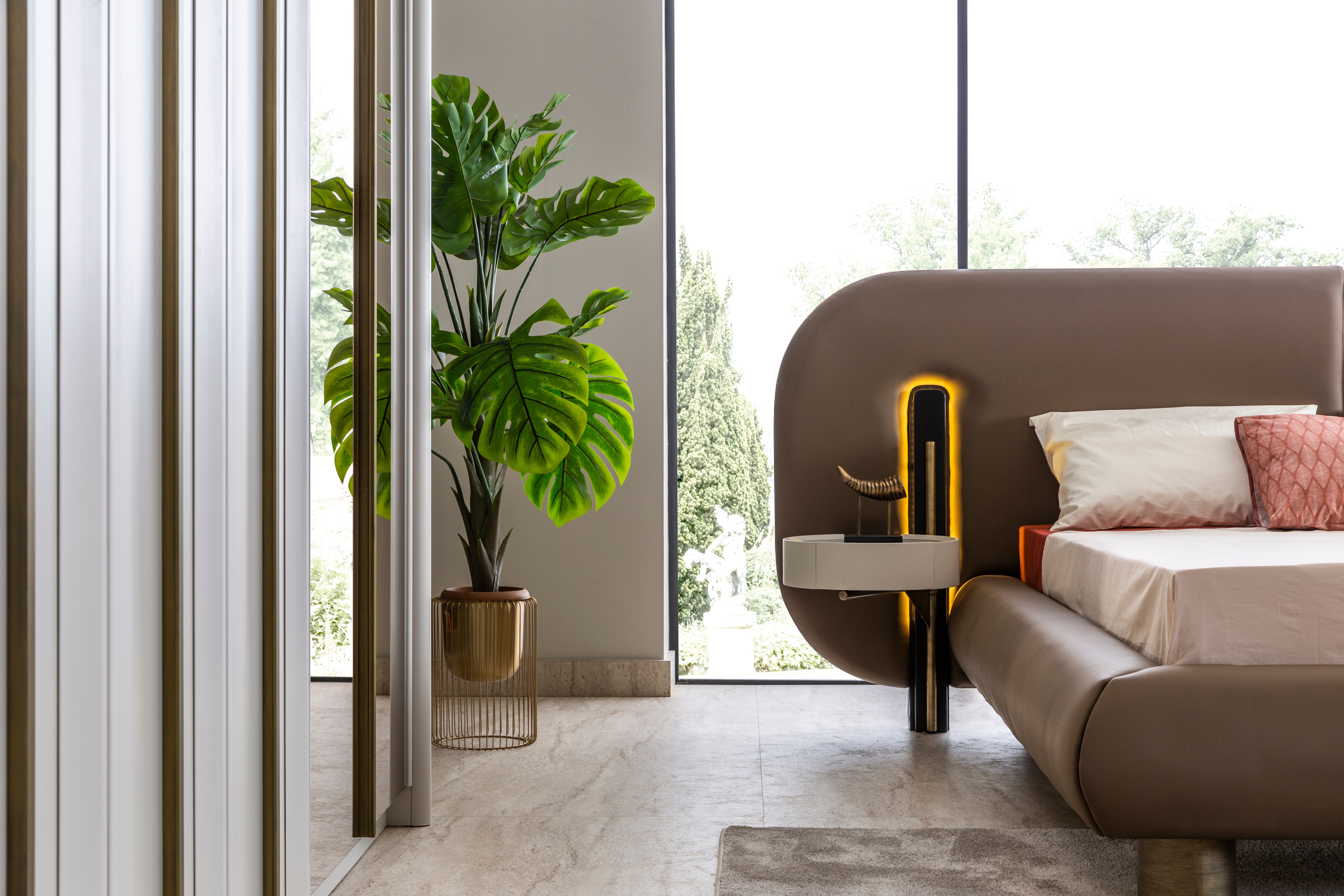 Тапицирано легло «Bergama» + табла с осветление - с място за съхранение, повдигащ механизъм