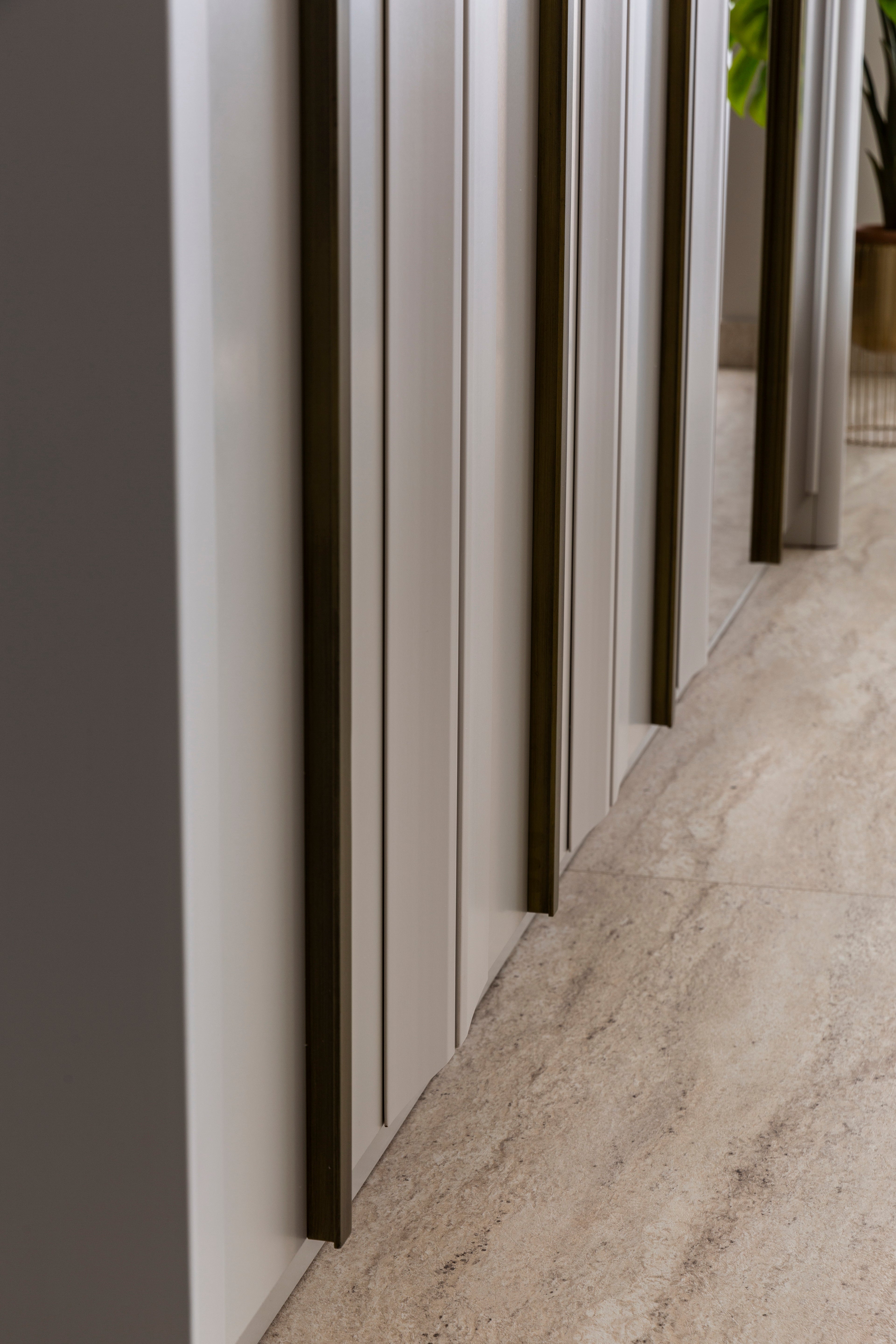 Петкрилен гардероб «Bergama» с огледална врата, чекмеджета, лост за закачалки, рафтове, ширина 266см