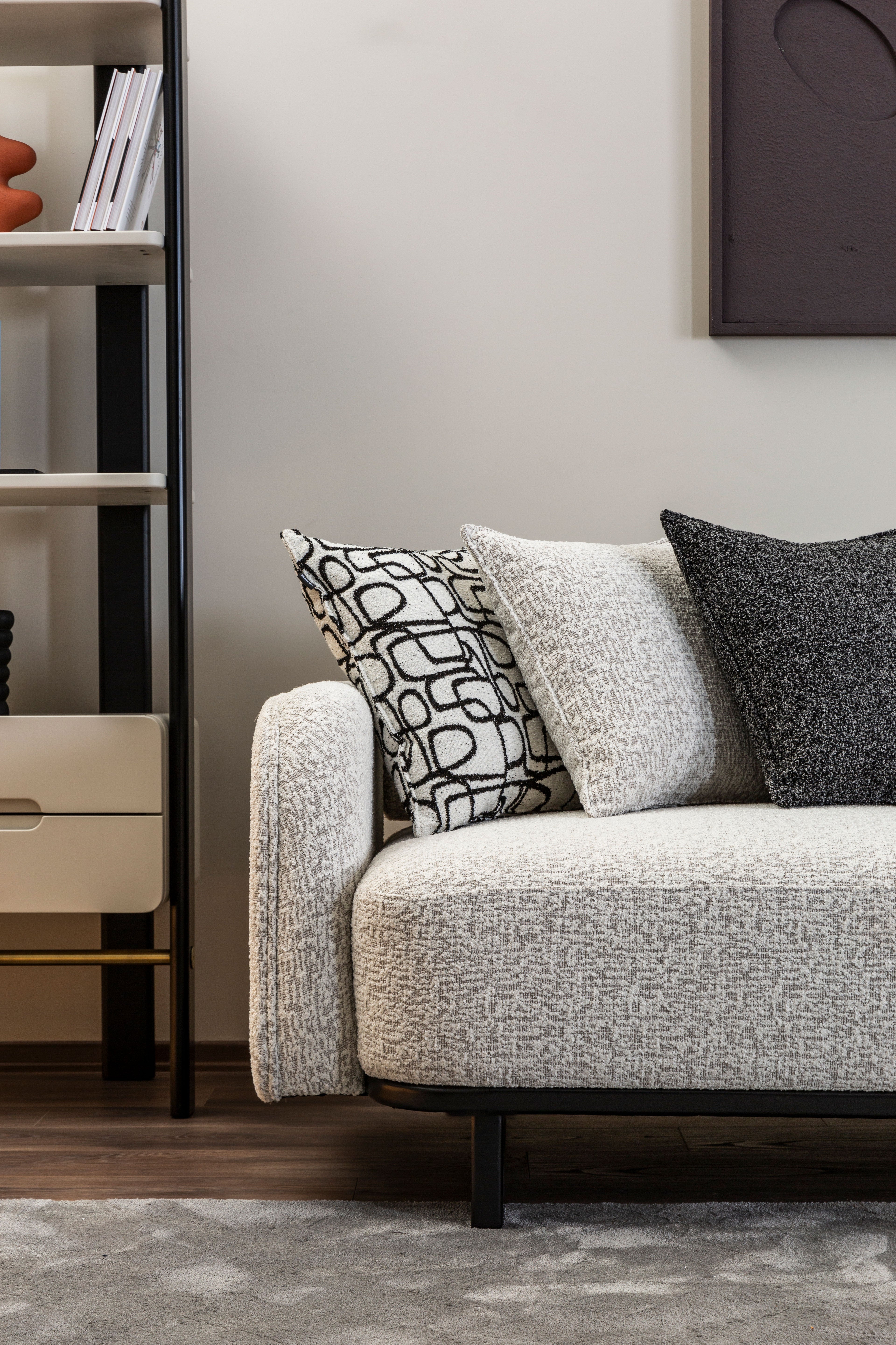 Tриместен диван «Bergama» + декоративни възглавници, ширина 215см