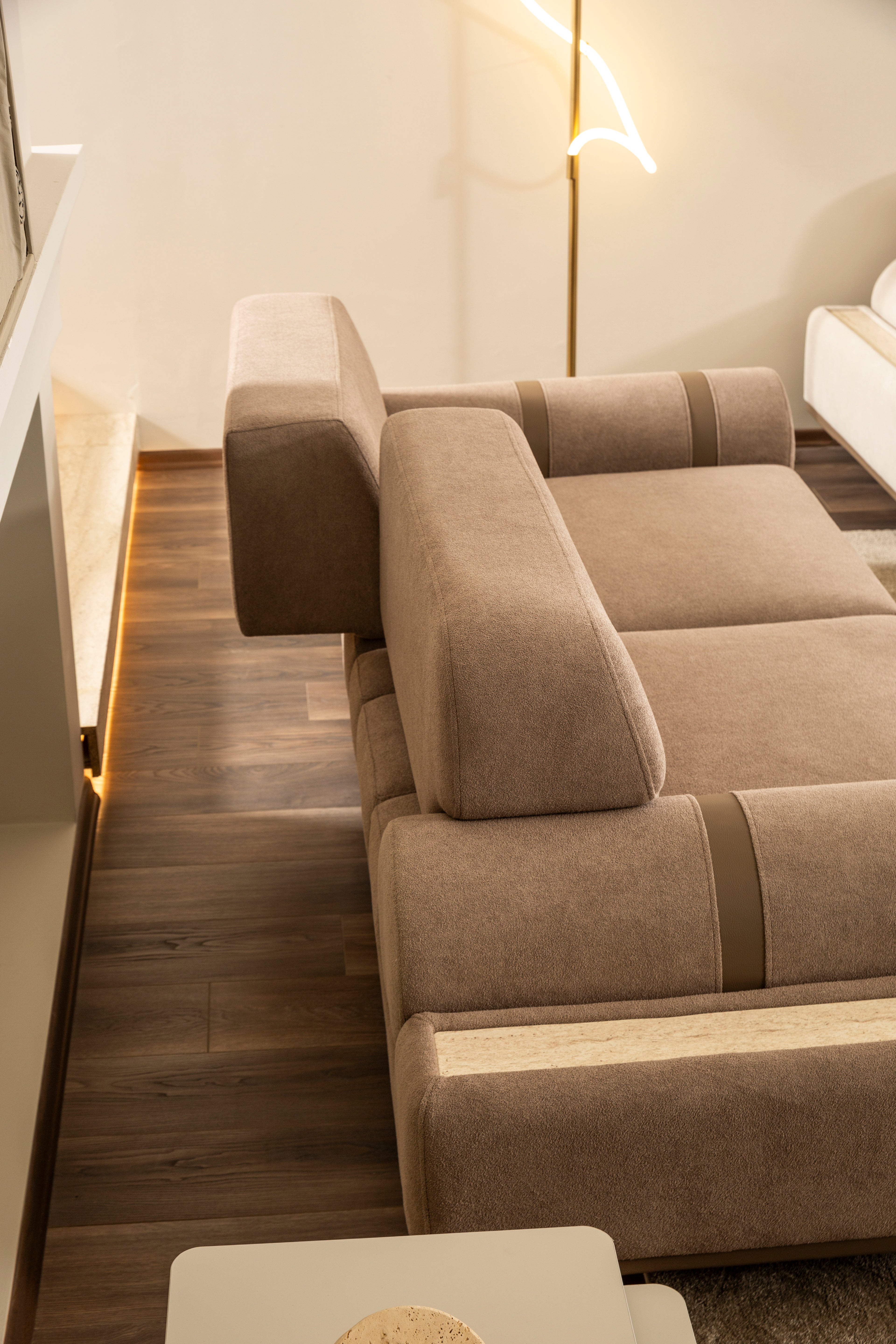 Tриместен разтегателен диван «Milas» с ширина 260см