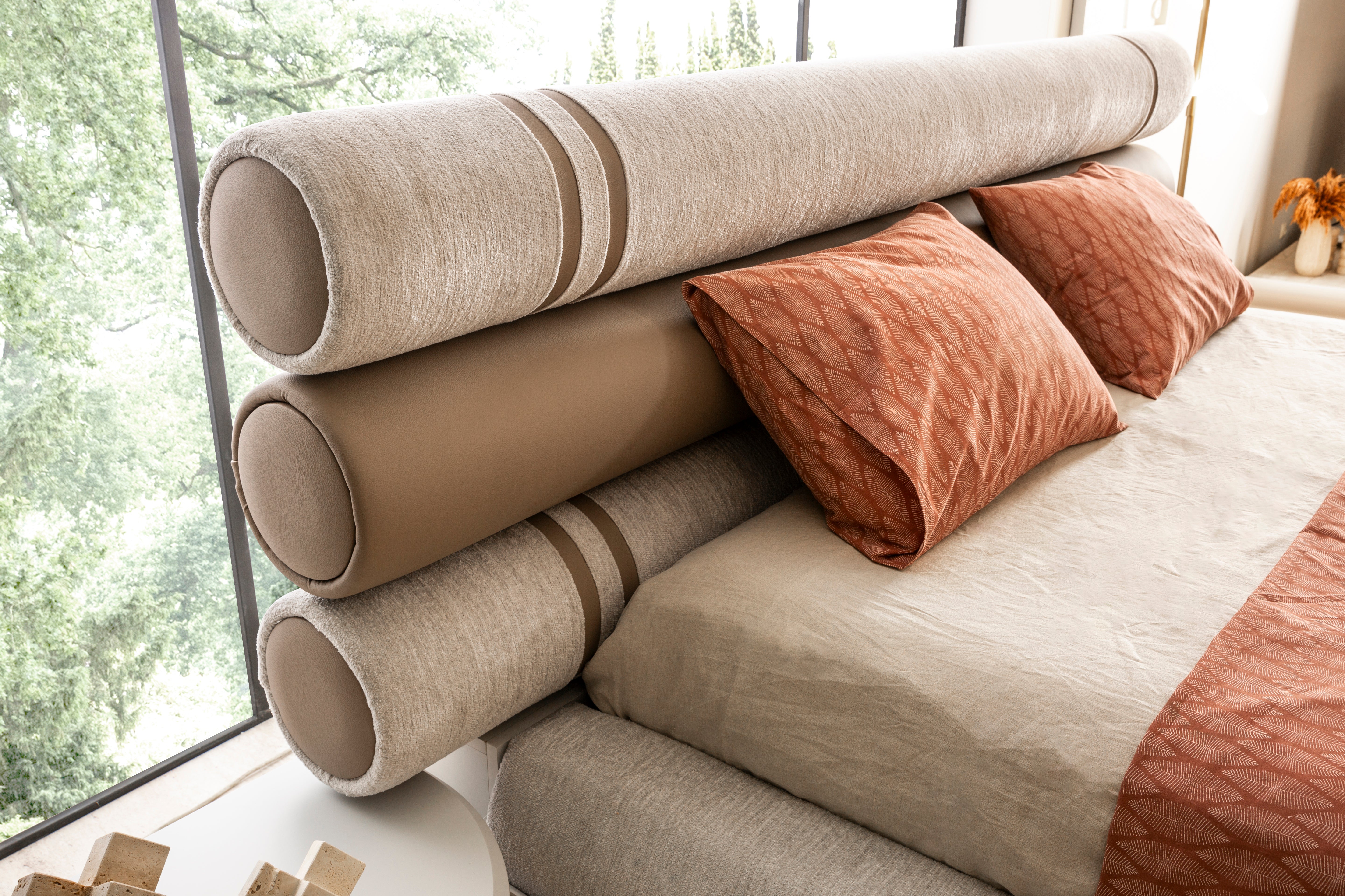 Тапицирано легло «Milas» с място за съхранение, повдигащ механизъм