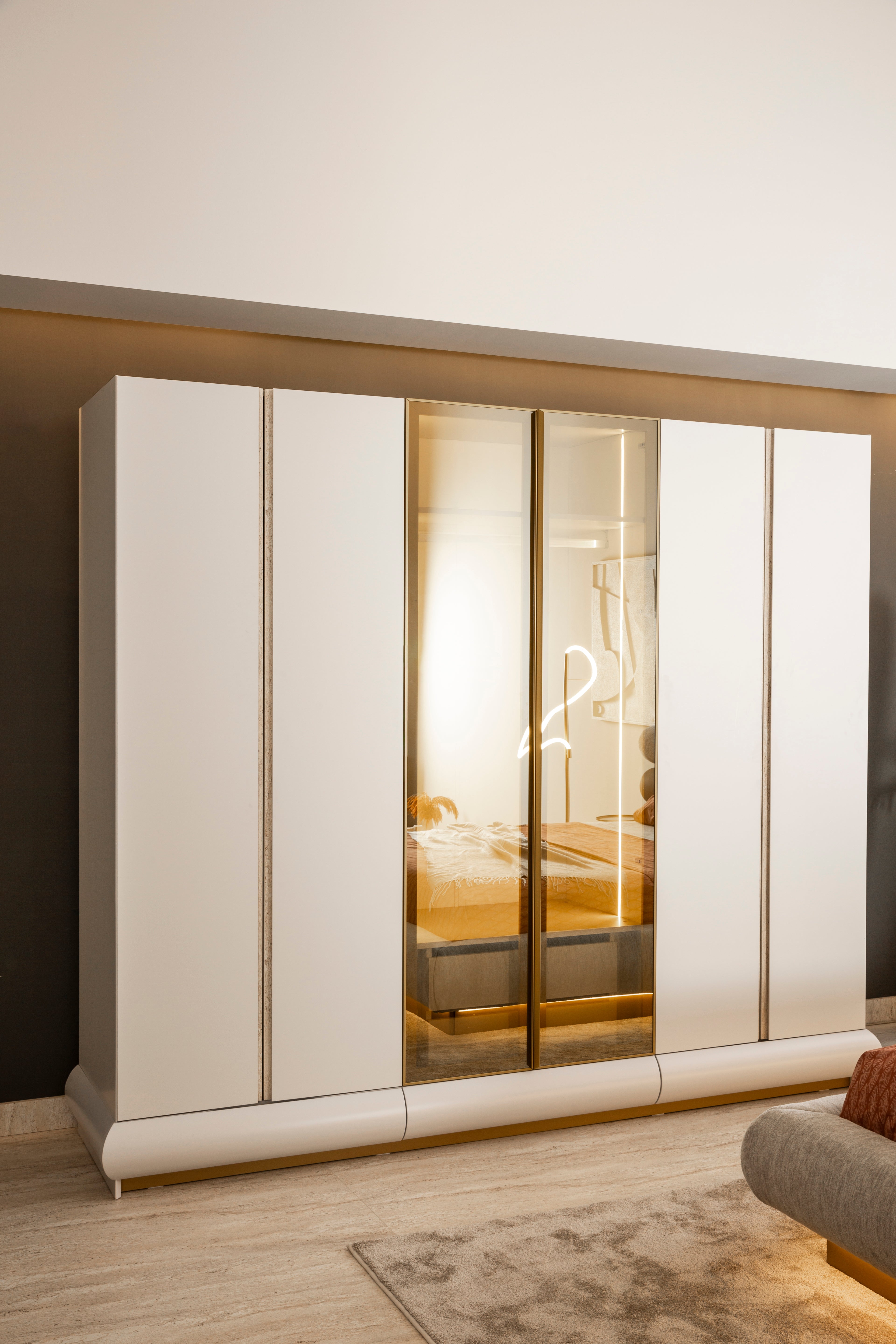 Шесткрилен гардероб «Milas» + LED осветление, стъклени врати, ширина 269см