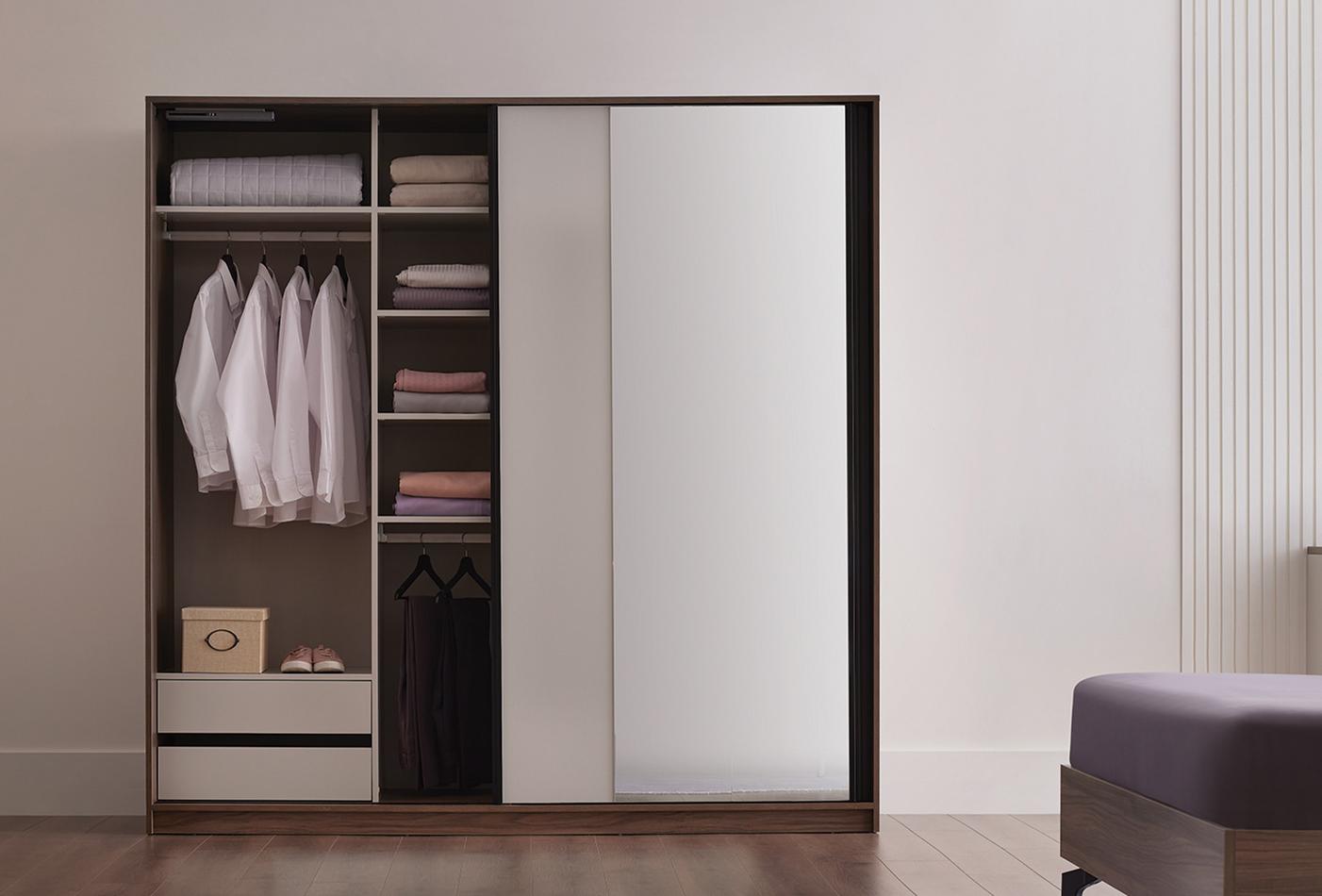 Гардероб с плъзгащи врати «Cordell» с огледална врата, ширина 220см
