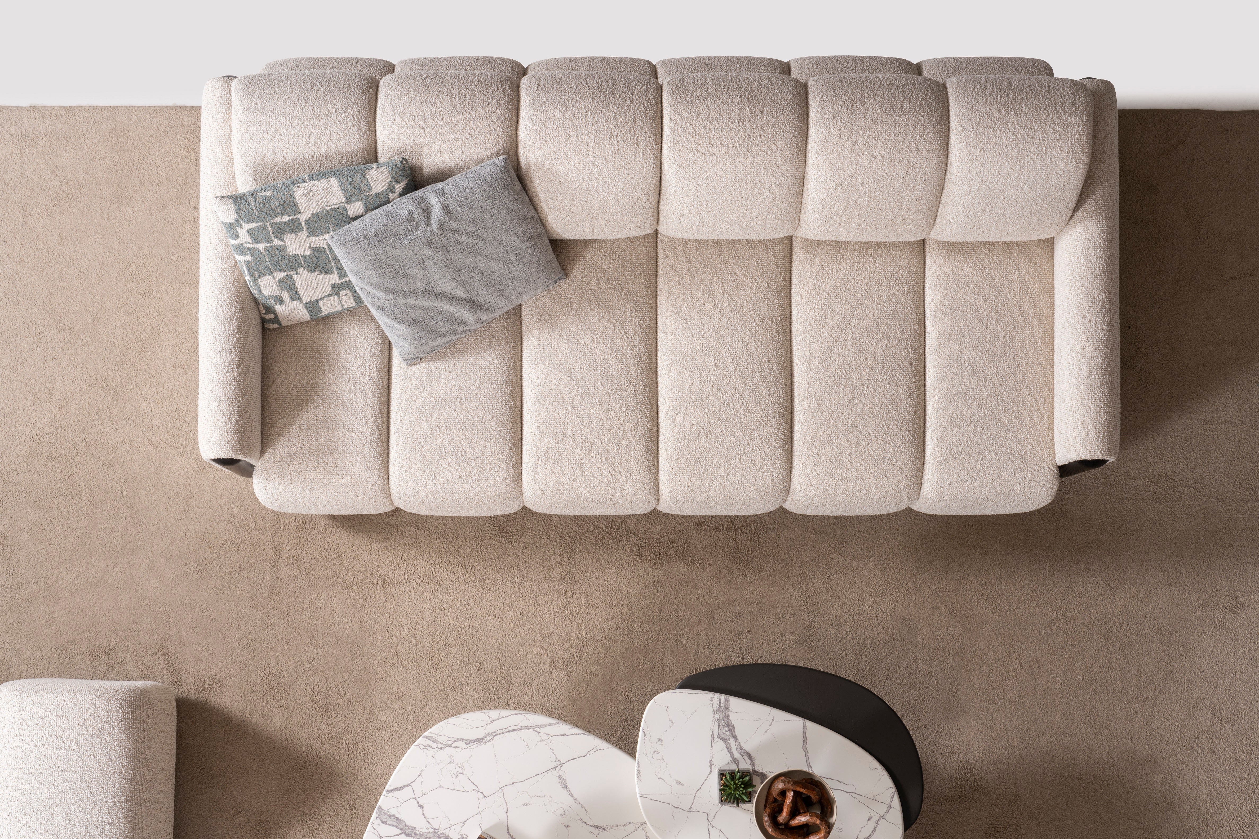 Триместен разтегателен диван «Rivian» + декоративни възглавници, ширина 216см