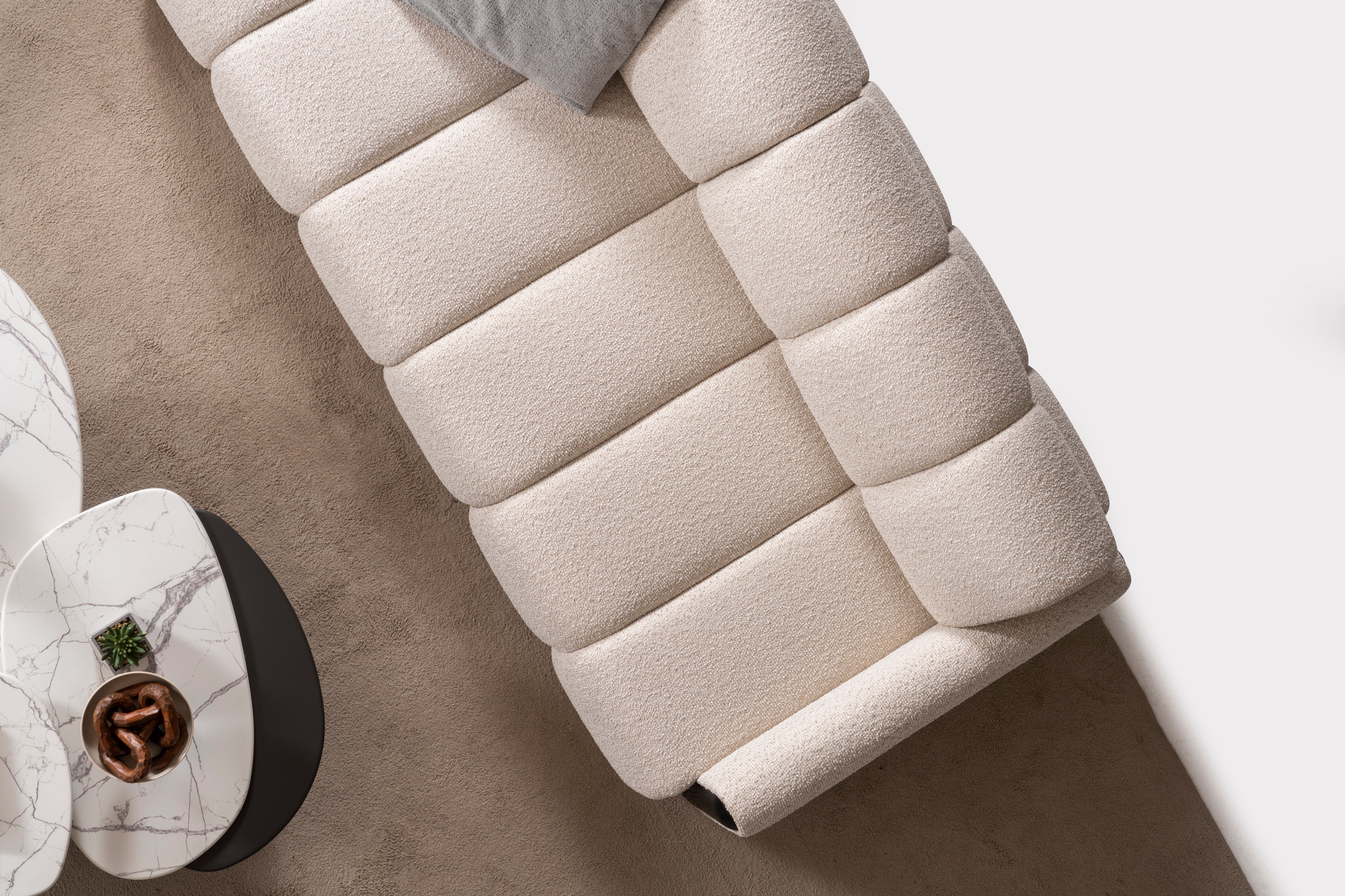 Триместен разтегателен диван «Rivian» + декоративни възглавници, ширина 216см