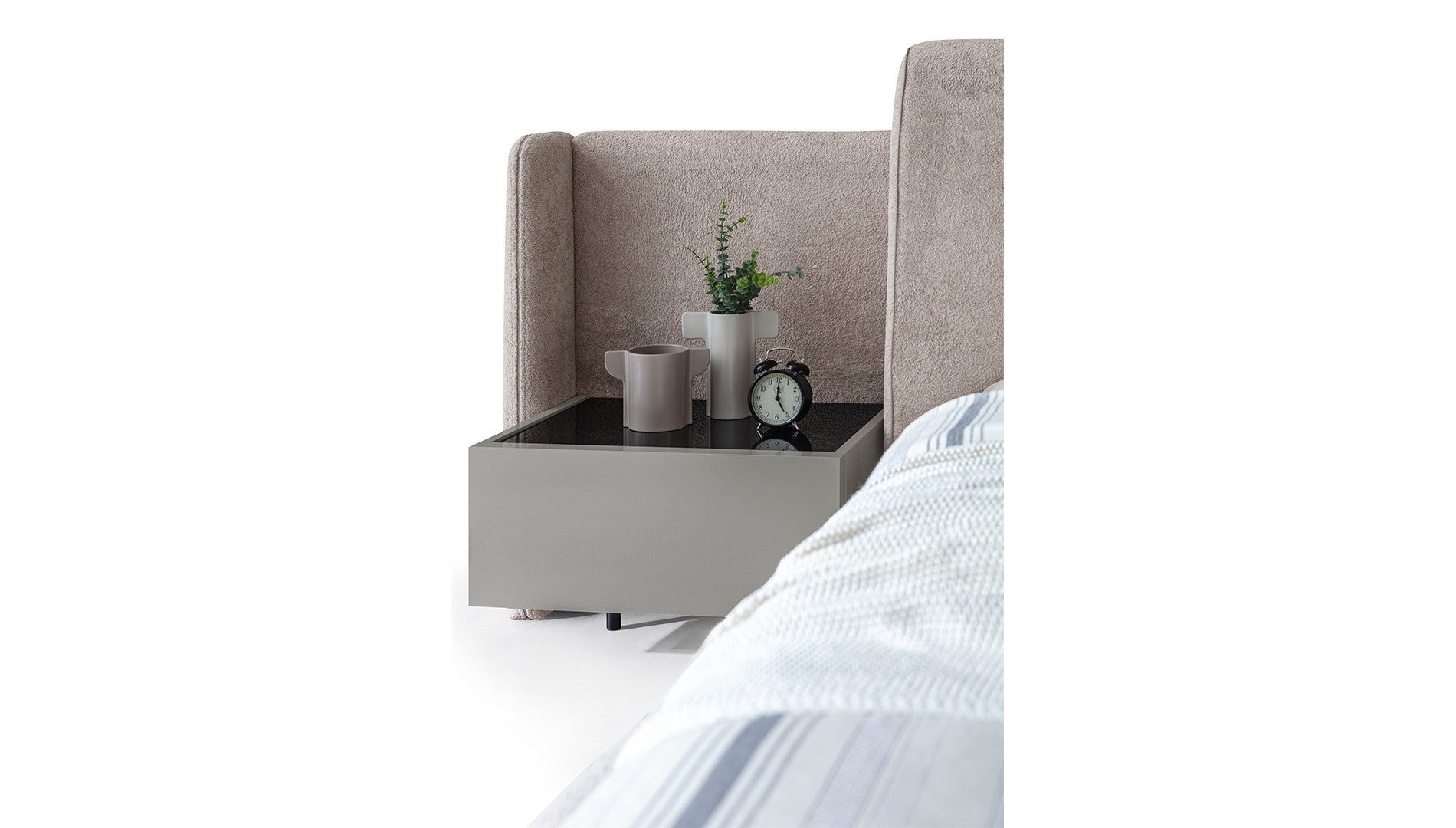 Нощно шкафче «Zenith» + чекмедже, с допълнителен тапициран панел, размер 60х38х43см