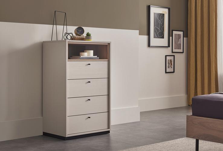 Скрин «Loreto» с четири чекмеджета, размер 64х110х48см