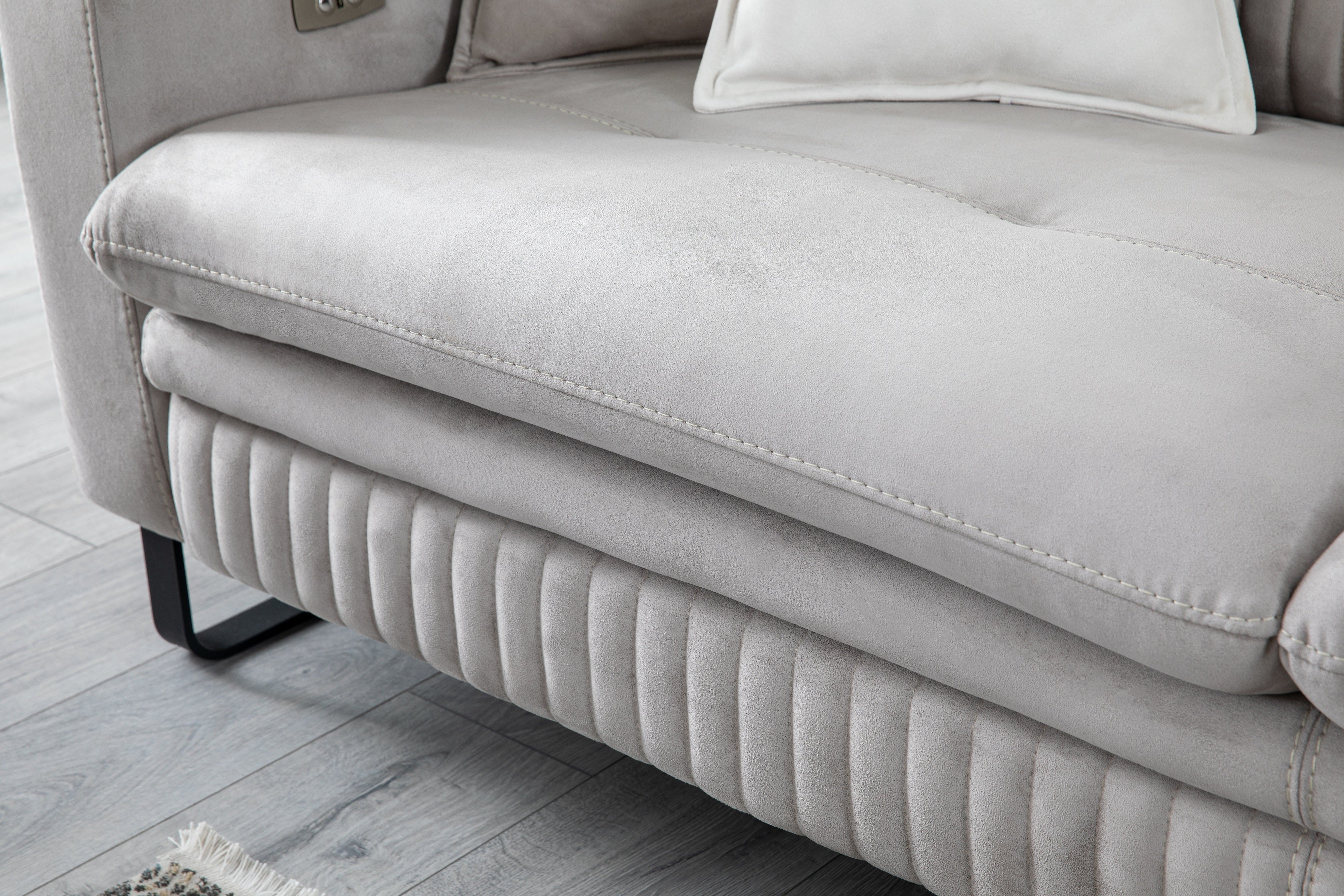 Триместен разтегателен диван «Galaksi» с електрически механизъм, USB зарядна станция, ширина 214см