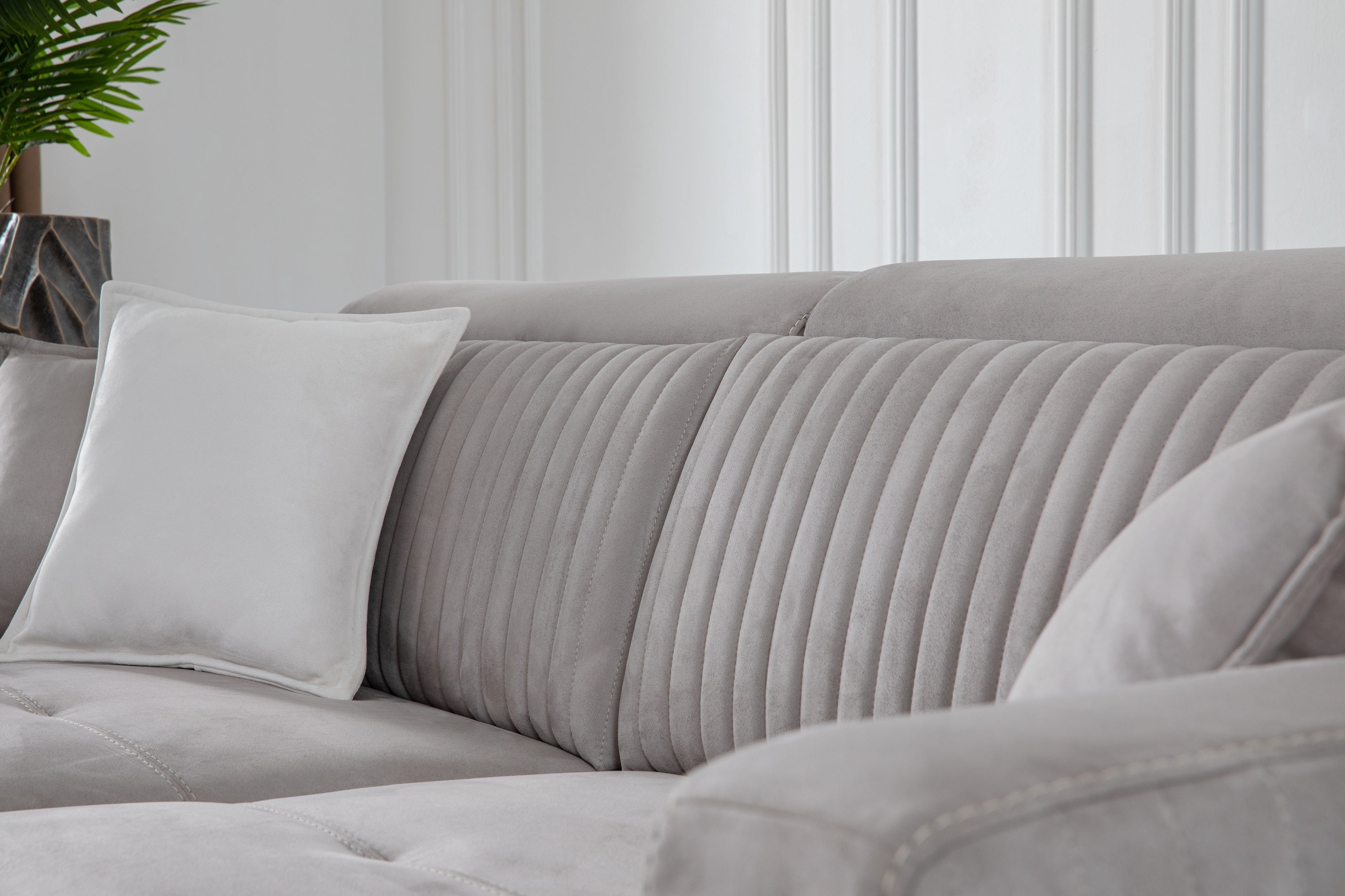 Триместен разтегателен диван «Galaksi» с електрически механизъм, USB зарядна станция, ширина 214см