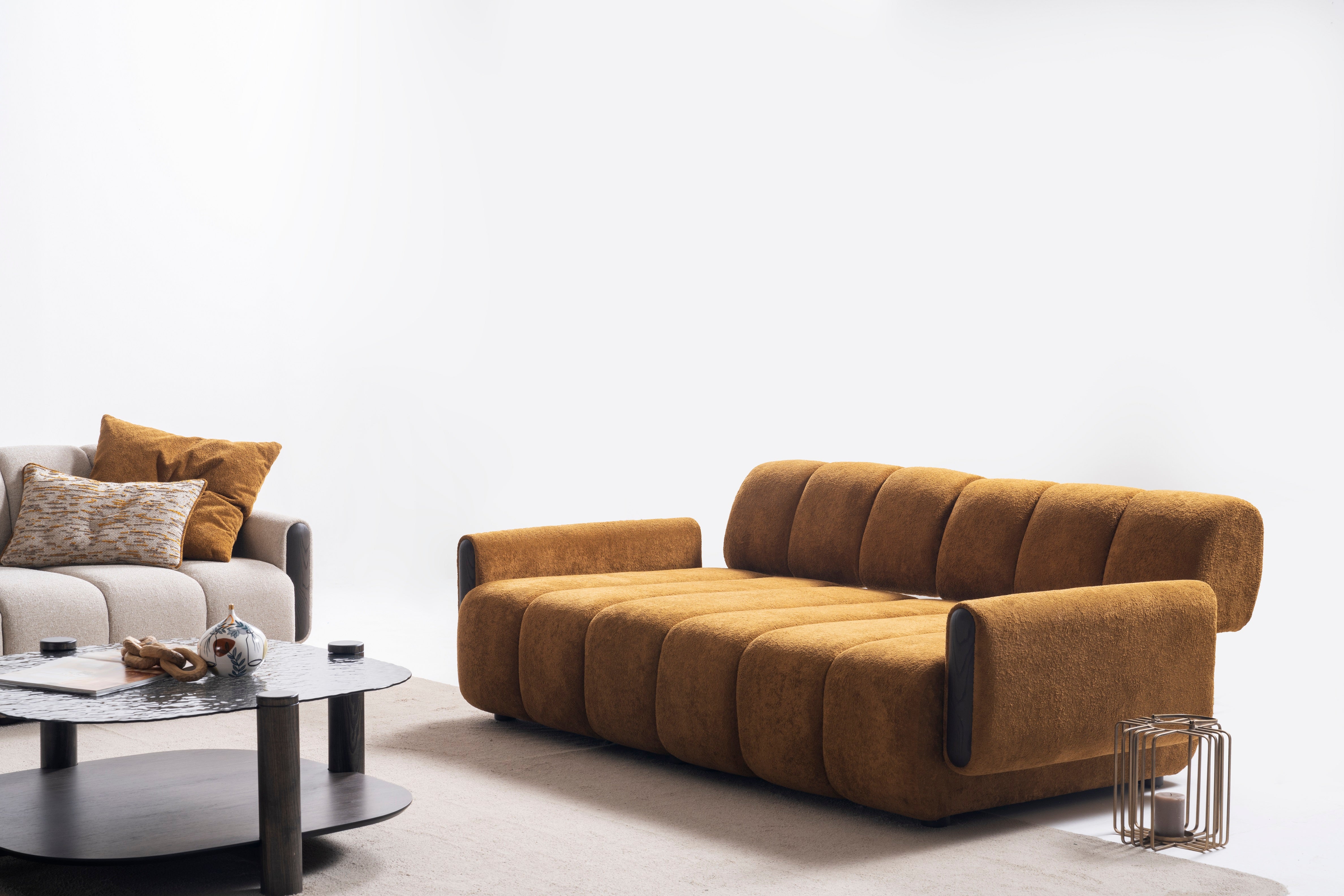 Триместен разтегателен диван «Rivian» + декоративни възглавници, ширина 216см