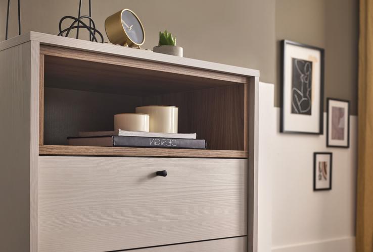 Скрин «Loreto» с четири чекмеджета, размер 64х110х48см