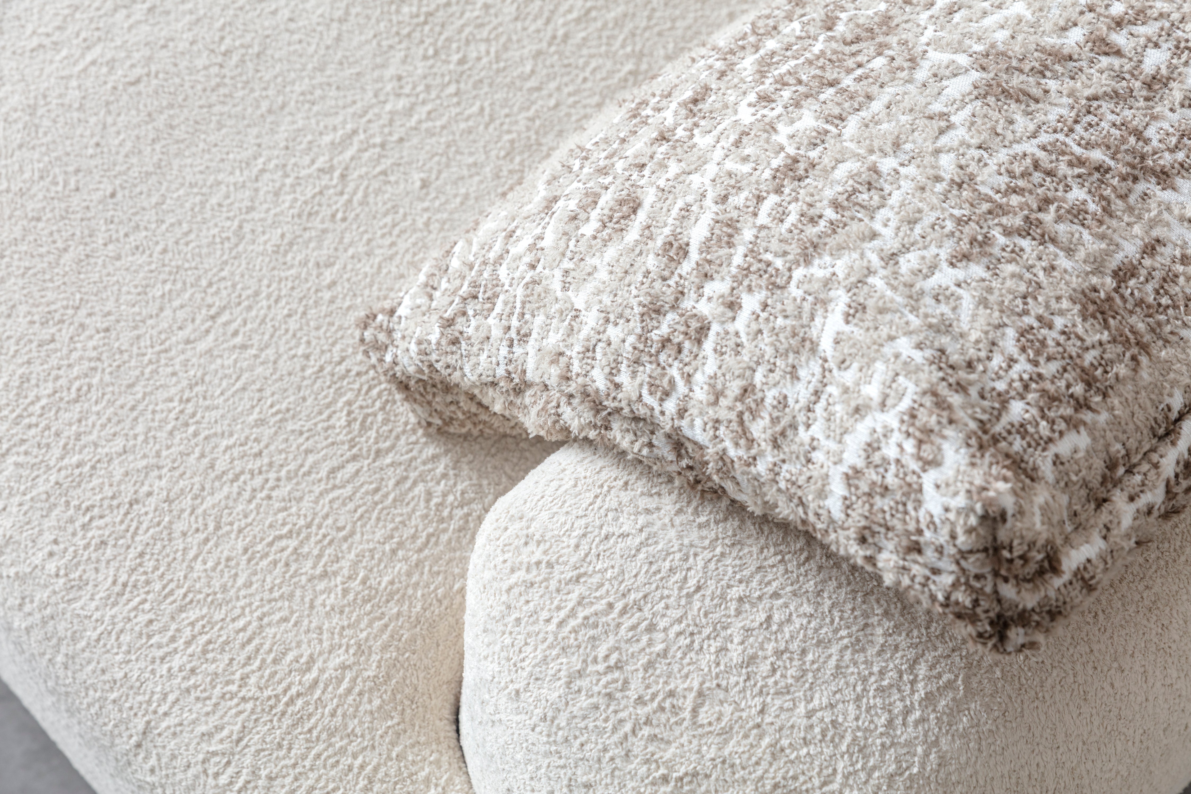 Триместен диван «Japandi» + 2 декоративни възглавници, конзолна масичка, ширина 260см