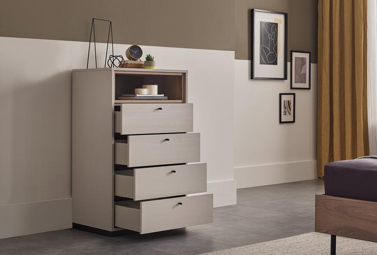 Скрин «Loreto» с четири чекмеджета, размер 64х110х48см