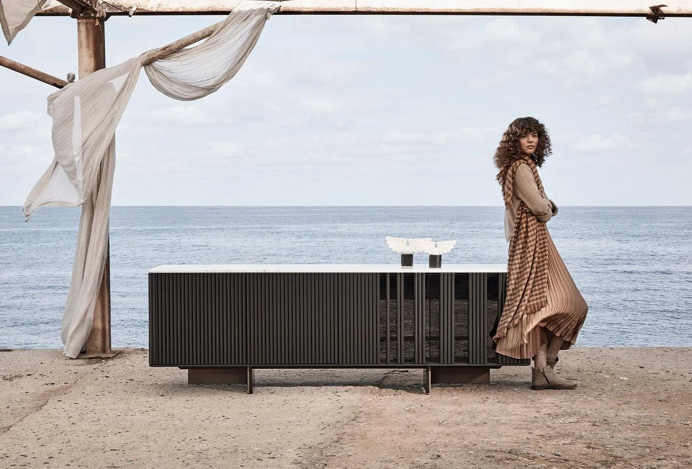 Бюфет «Osaka» + мраморен плот, с оребрени панели, с LED осветление, размер 221х76х50см