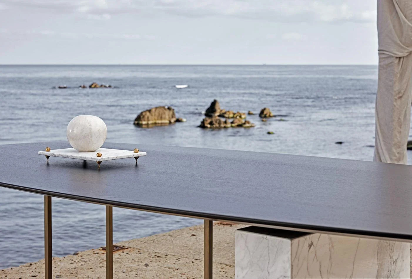 Трапезна маса «Kartum» + керамичен крак и естествен фурнир, размер 260х77х116см