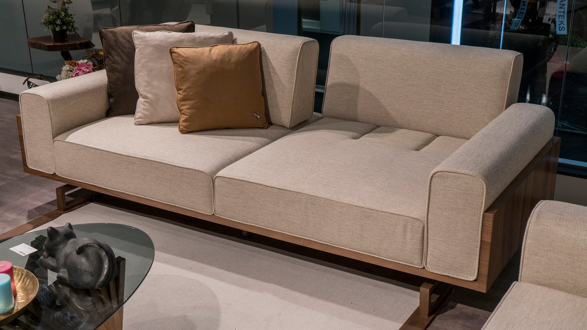 Триместен разтегателен диван «Harmony» + 2 декоративни възглавници, ширина 240см