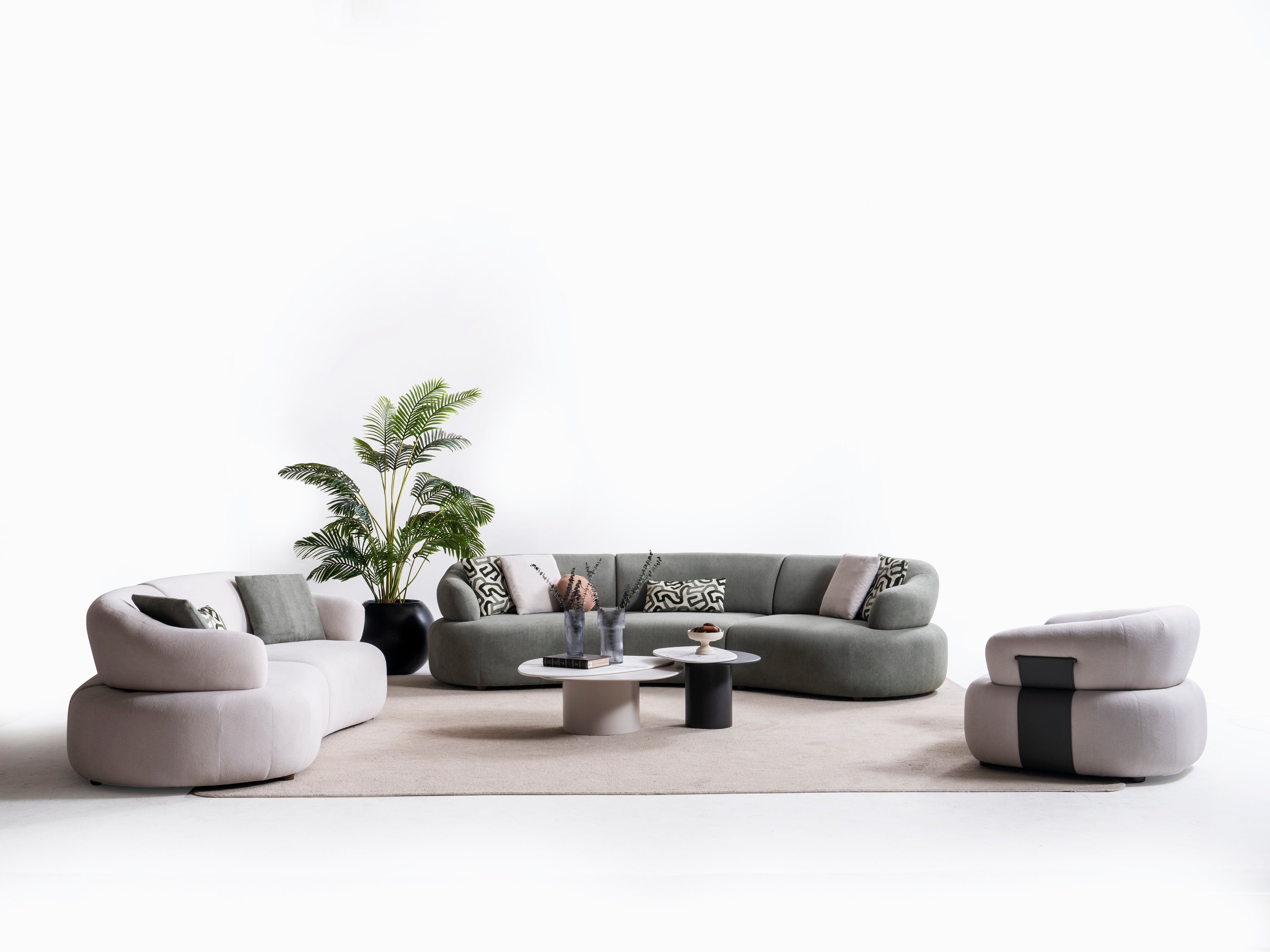 Триместен разтегателен диван «Mellow» + 2 декоративни възглавници, ширина 240см