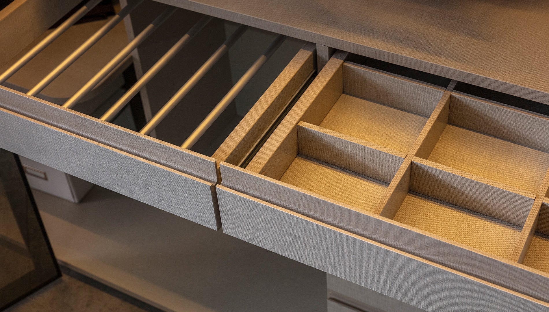 Петкрилен гардероб «Zenith» стъклени врати, ширина 262см