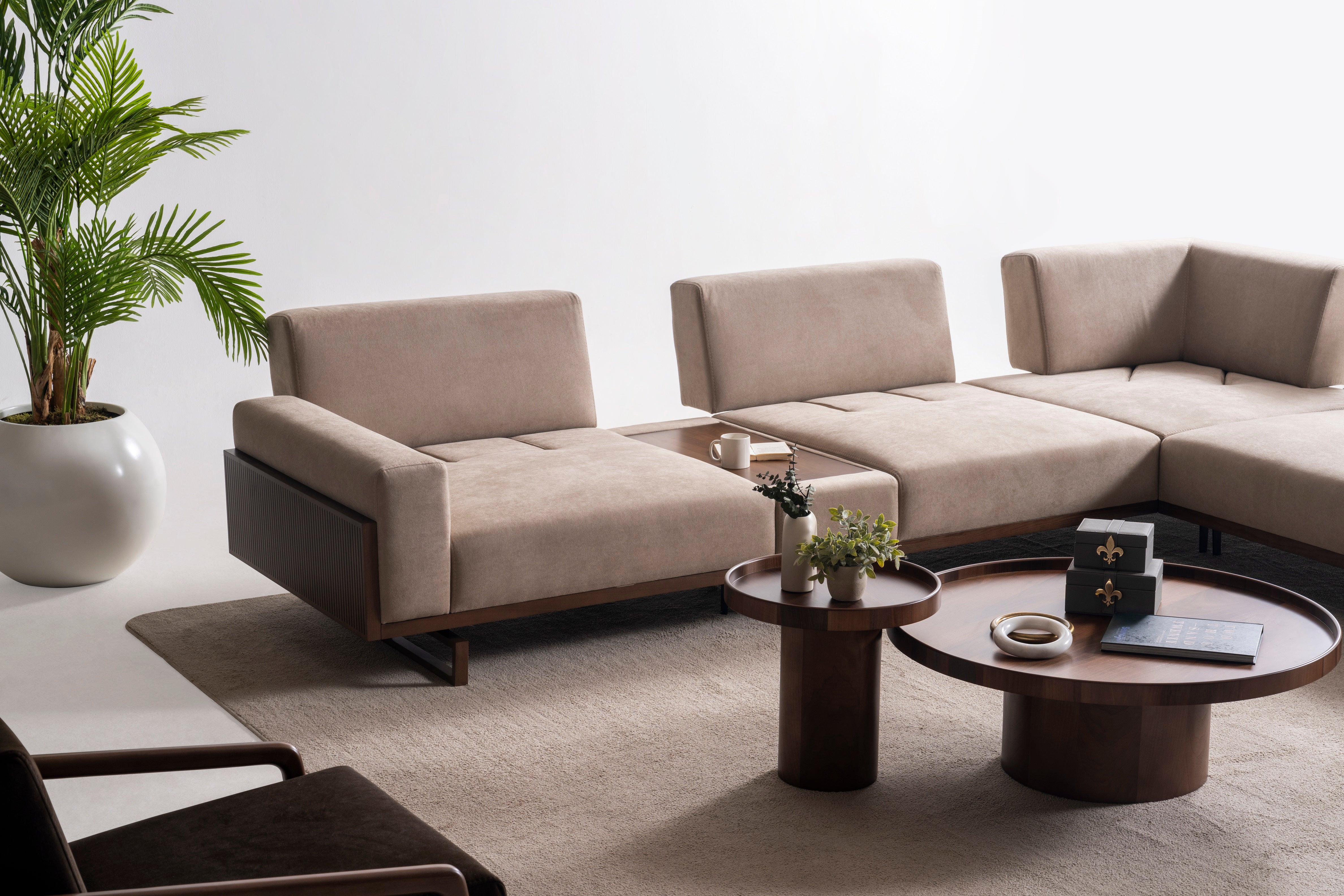 Ъглов диван «Harmony» + конзолна масичка и седем декоративни възглавници, ширина 355см