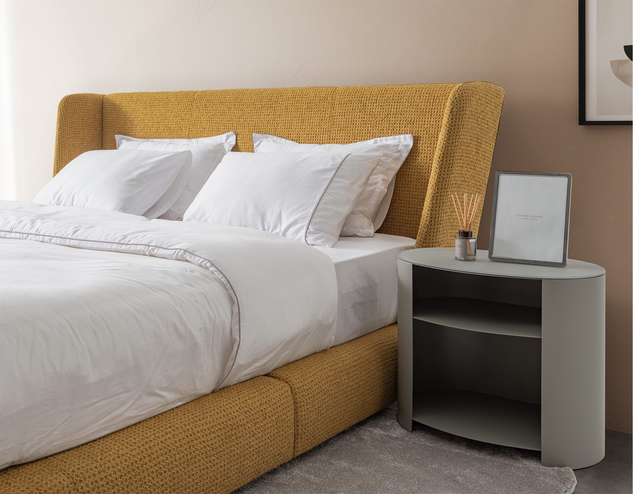 Нощно шкафче «Bean» - стъклен плот и метална конструкция, размер 60х51х40см