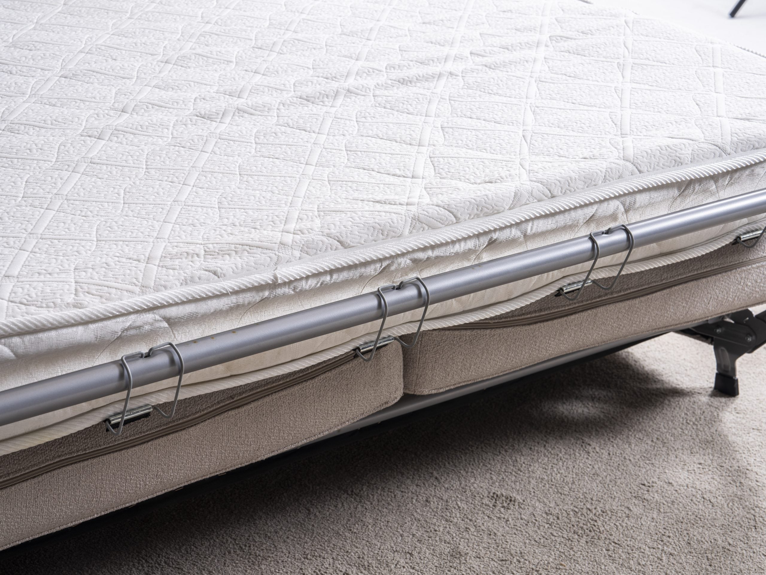 Триместен разтегателен диван - легло «Rustik» + 2 декоративни възглавници, ширина 195см