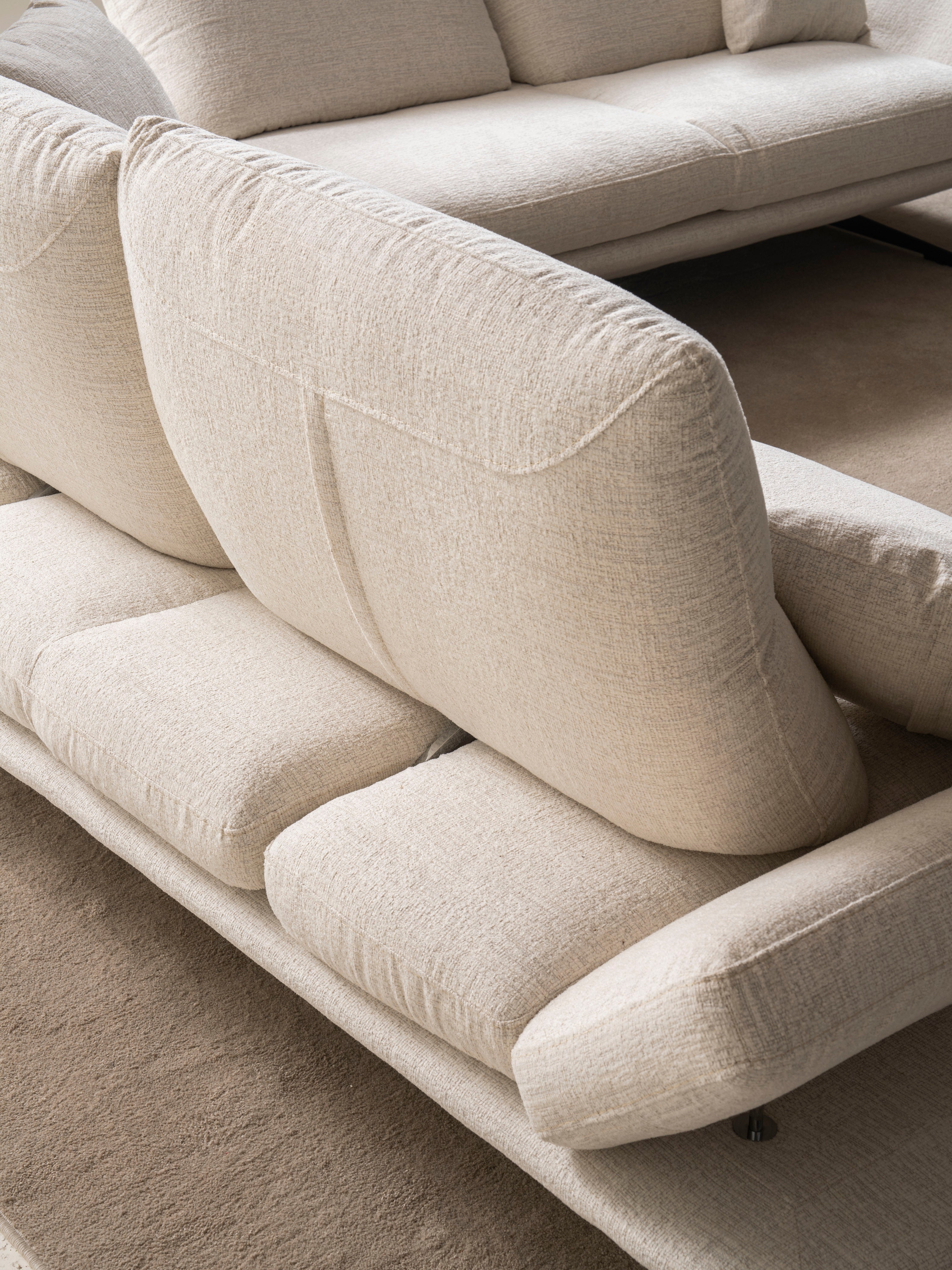 Ъглов разтегателен диван «Mostar» + три декоративни възглавници, ширина 322см