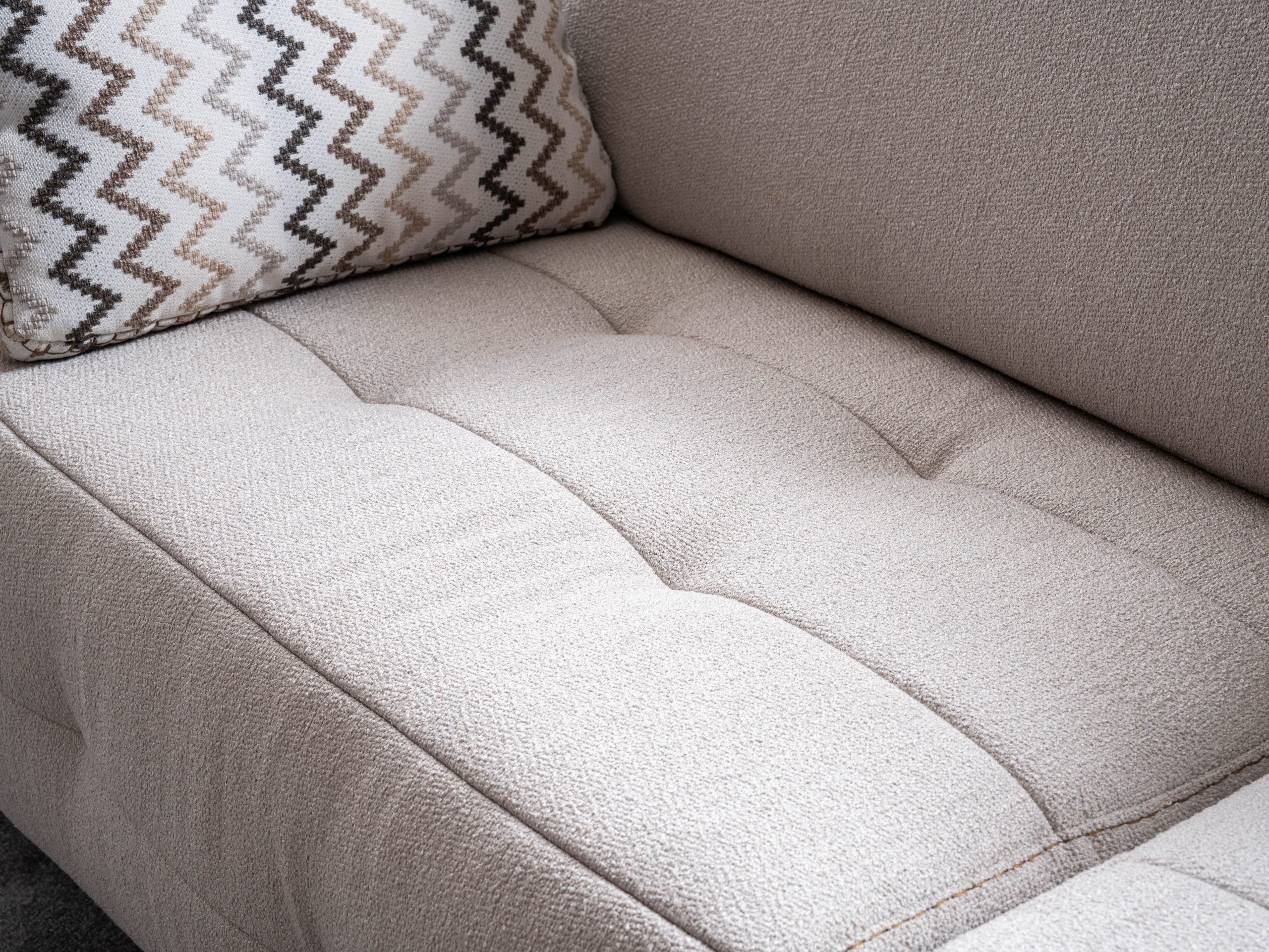 Триместен диван «Delta» + конзола с охладител за вино, електрически механизъм, USB зарядна станция, ширина 274см