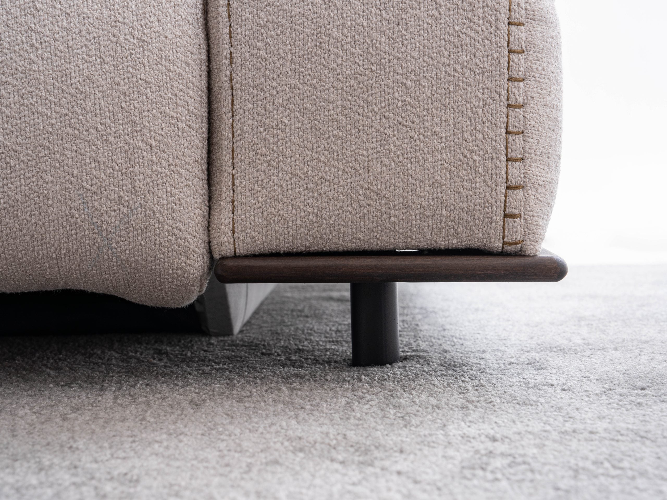 Триместен диван «Delta» + конзола с охладител за вино, електрически механизъм, USB зарядна станция, ширина 274см