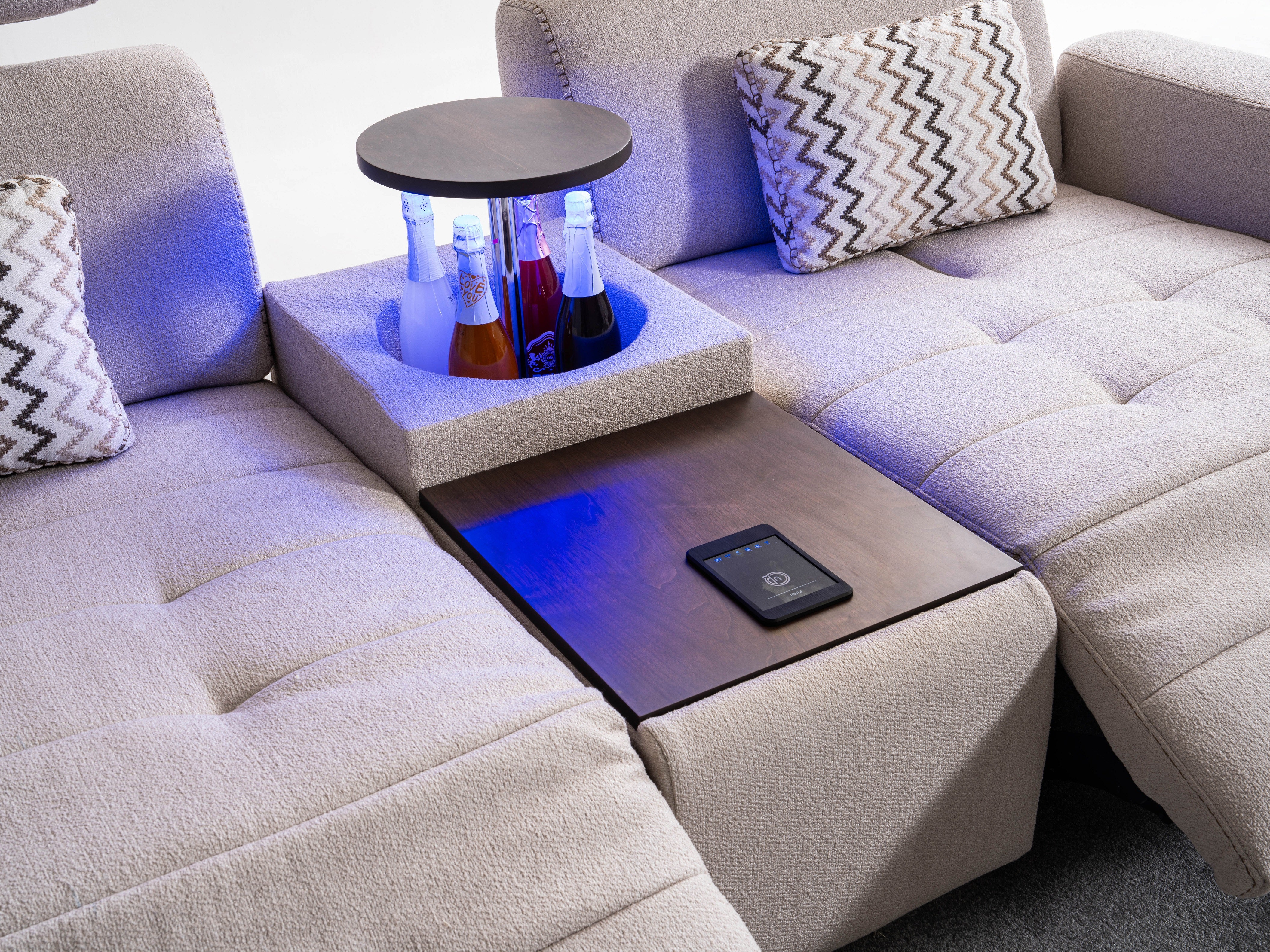 Триместен диван «Delta» + конзола с охладител за вино, електрически механизъм, USB зарядна станция, ширина 274см