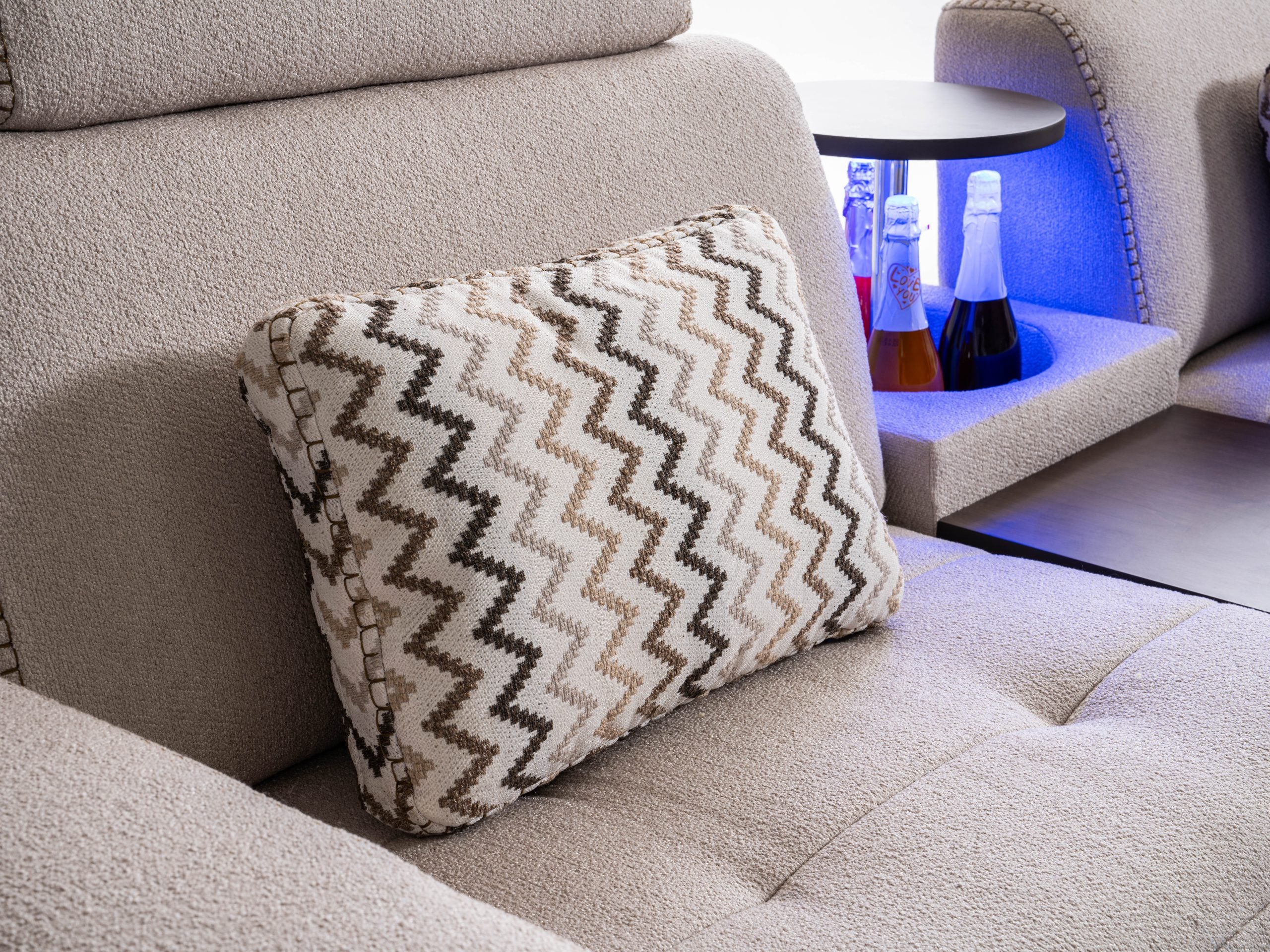 Триместен диван «Delta» + конзола с охладител за вино, електрически механизъм, USB зарядна станция, ширина 274см