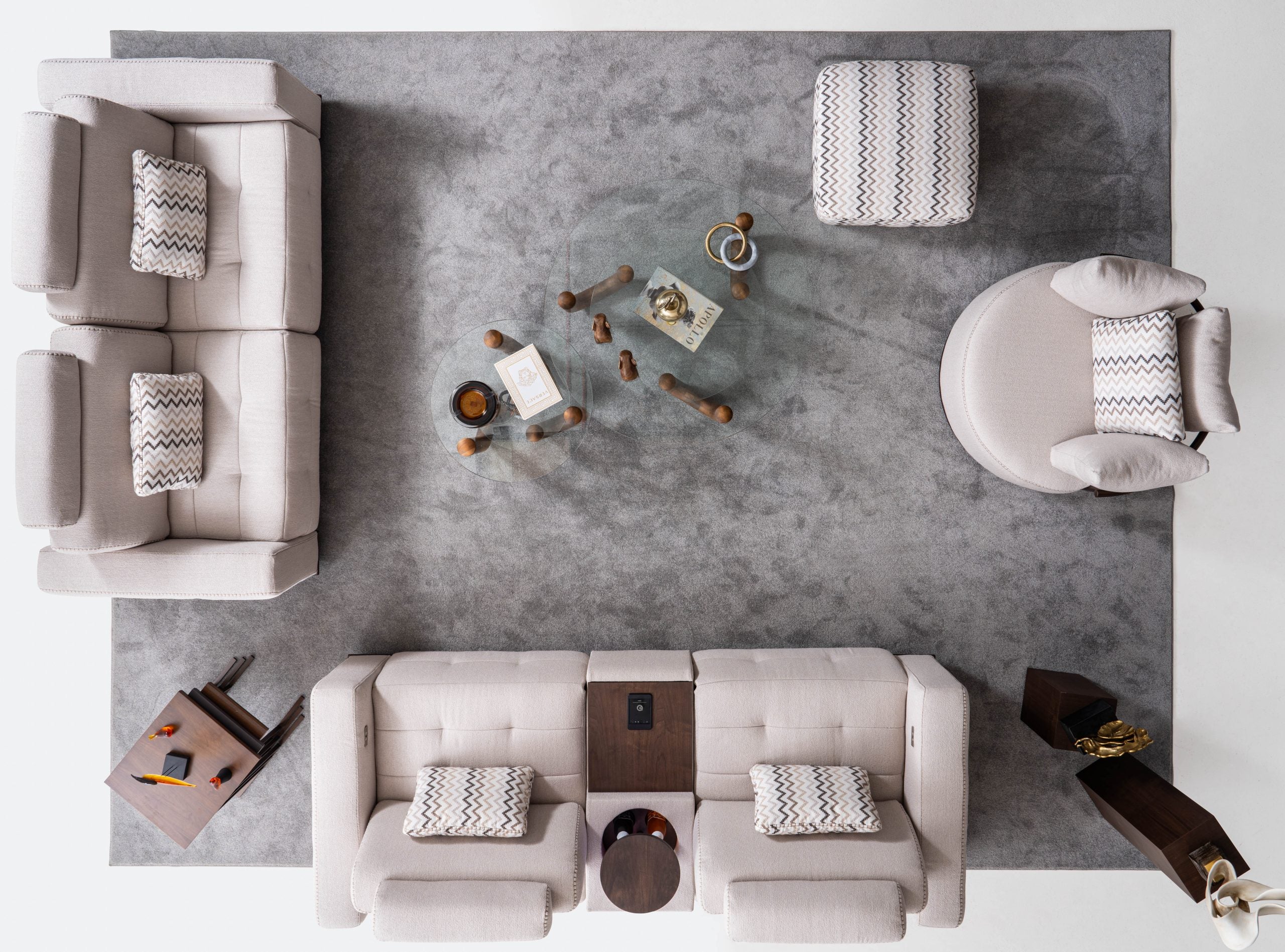 Триместен диван «Delta» + конзола с охладител за вино, електрически механизъм, USB зарядна станция, ширина 274см