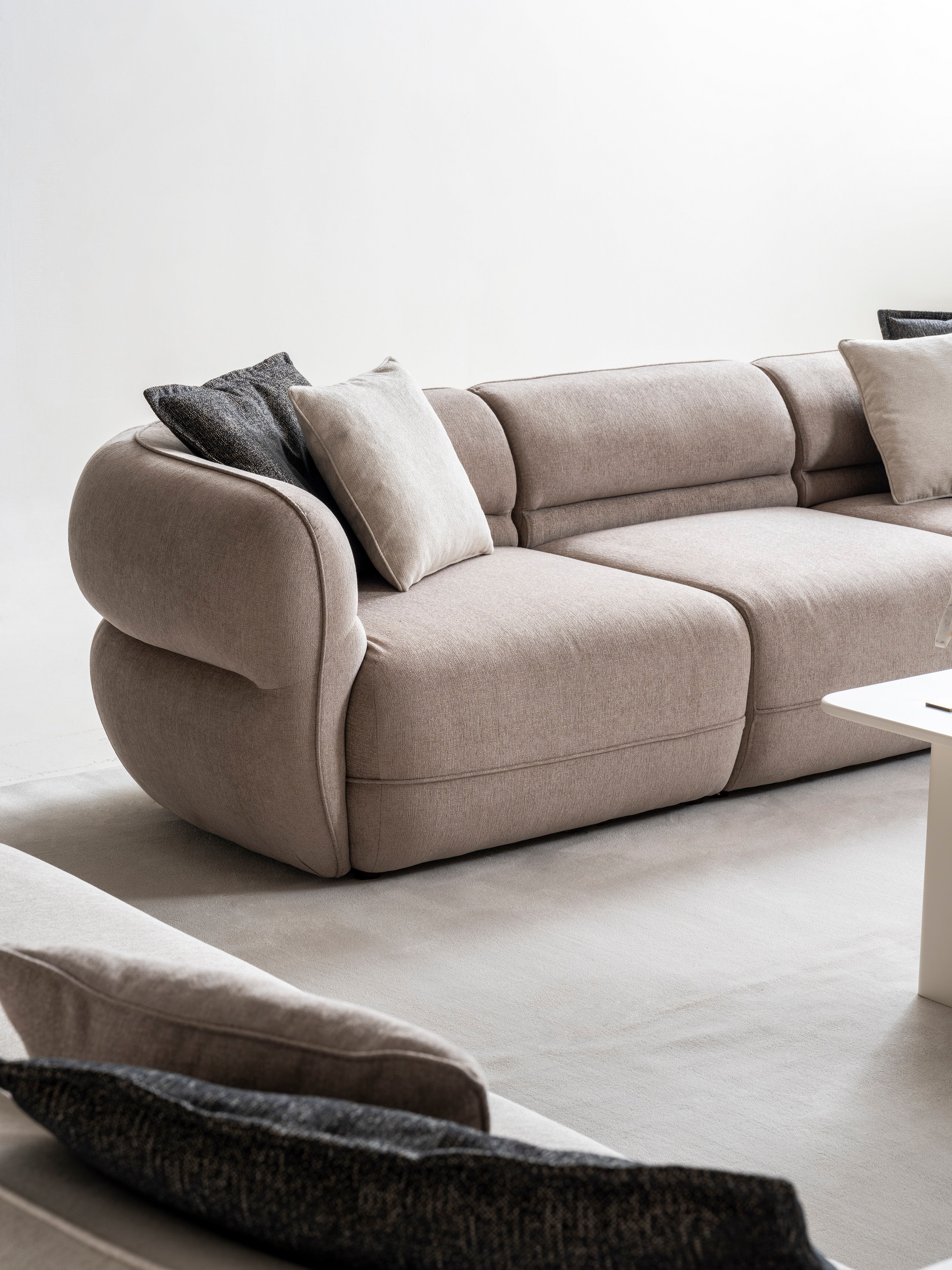 Петместен диван «Alfa» + две декоративни възглавници, ширина 305см