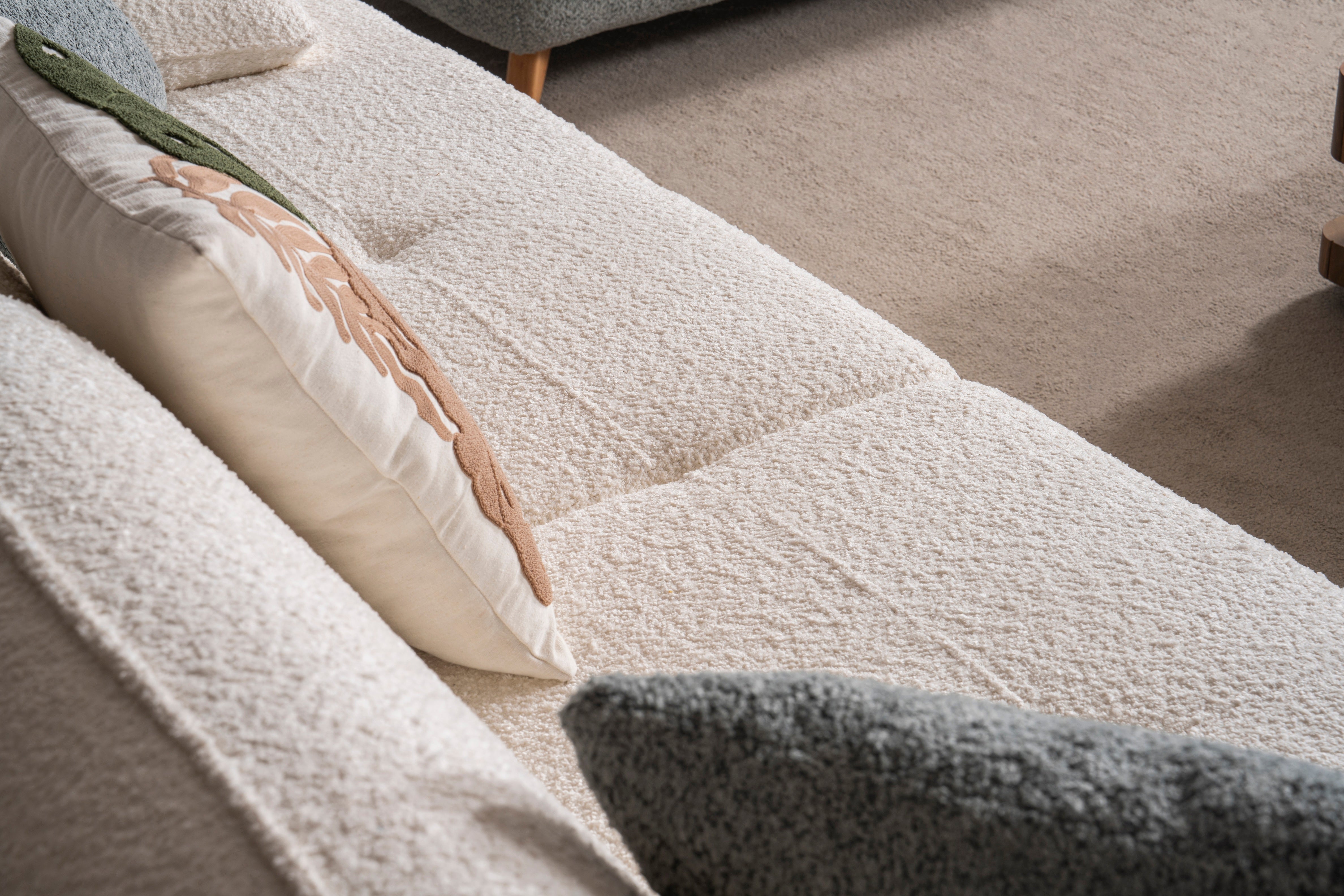 Триместен разтегателен диван «Montana» + 2 декоративни възглавници, с място за съхранение, ширина 240см