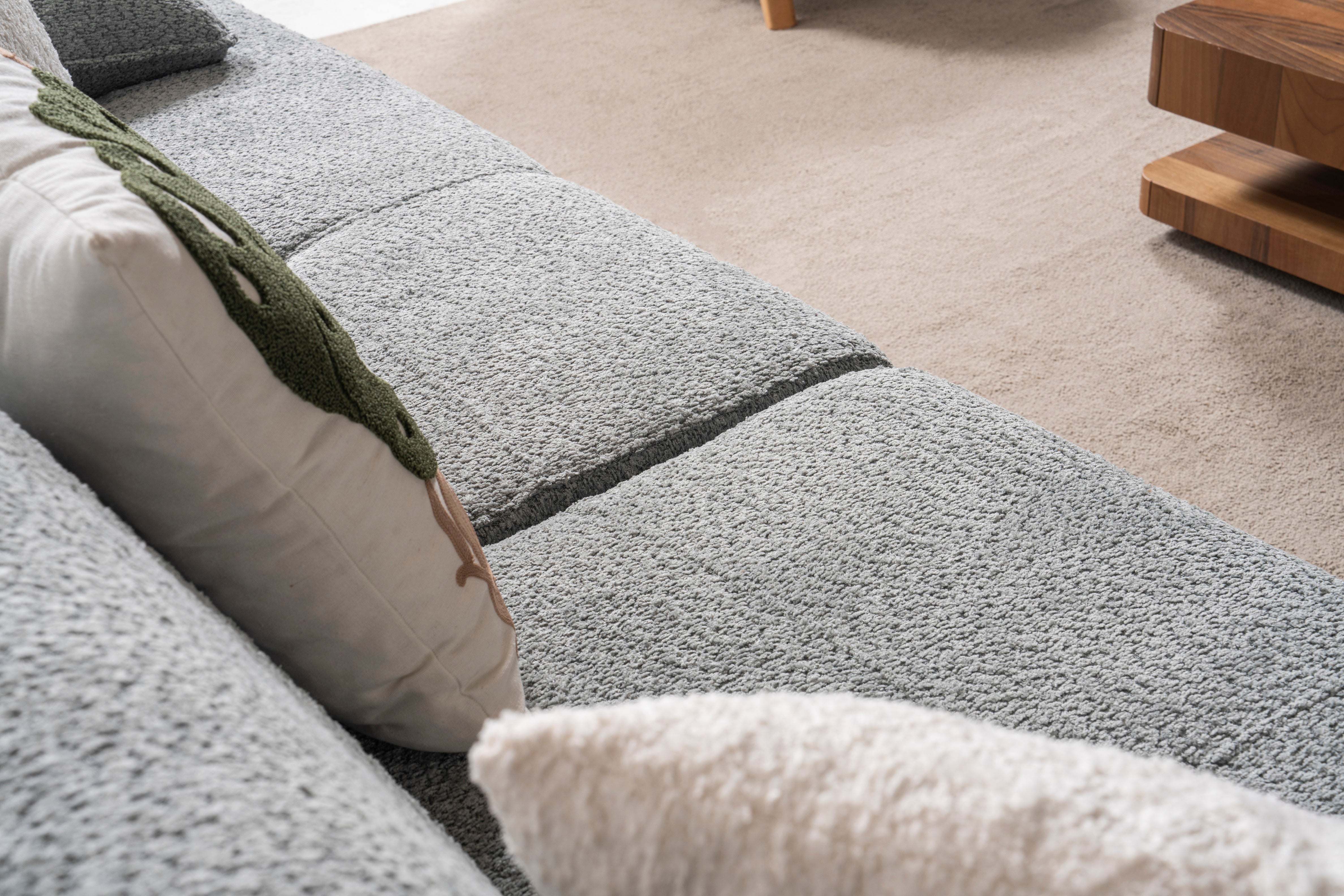 Триместен разтегателен диван «Montana» + 2 декоративни възглавници, с място за съхранение, ширина 240см