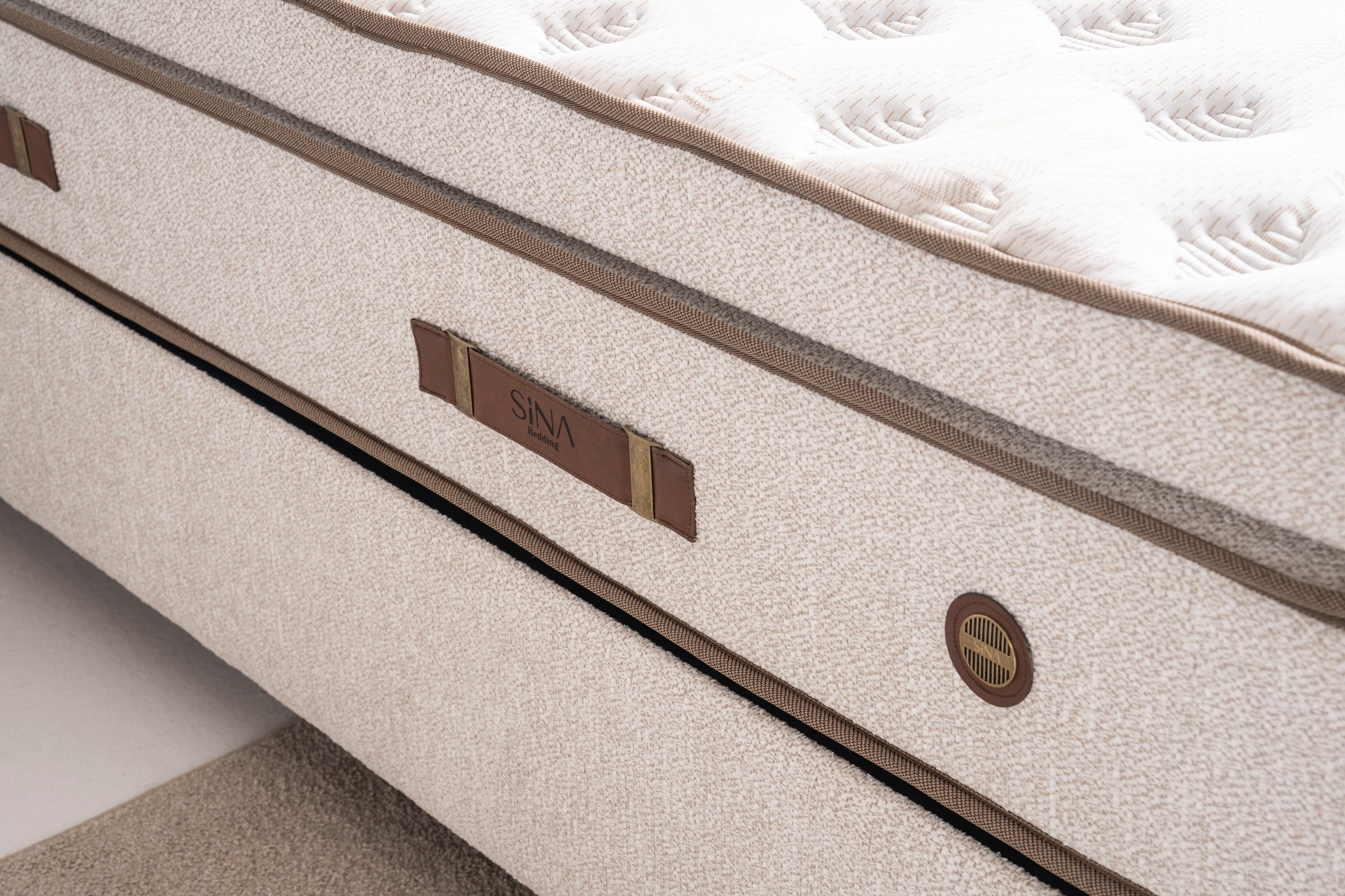 Тапицирано легло «Bohem» + Матрак и табла - с място за съхранение, повдигащ механизъм, система за безшумно затваряне