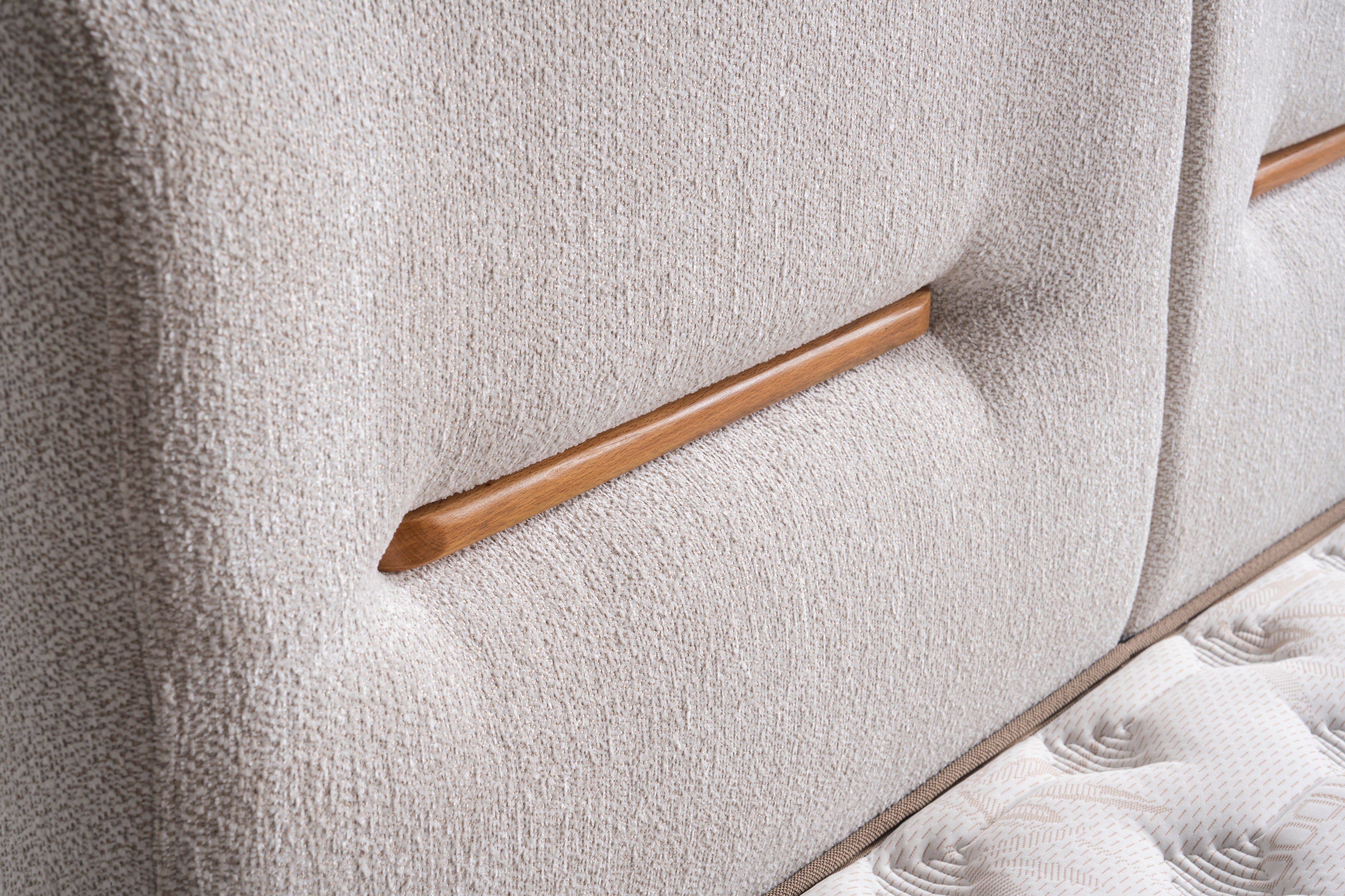 Тапицирано легло «Bohem» + Матрак и табла - с място за съхранение, повдигащ механизъм, система за безшумно затваряне